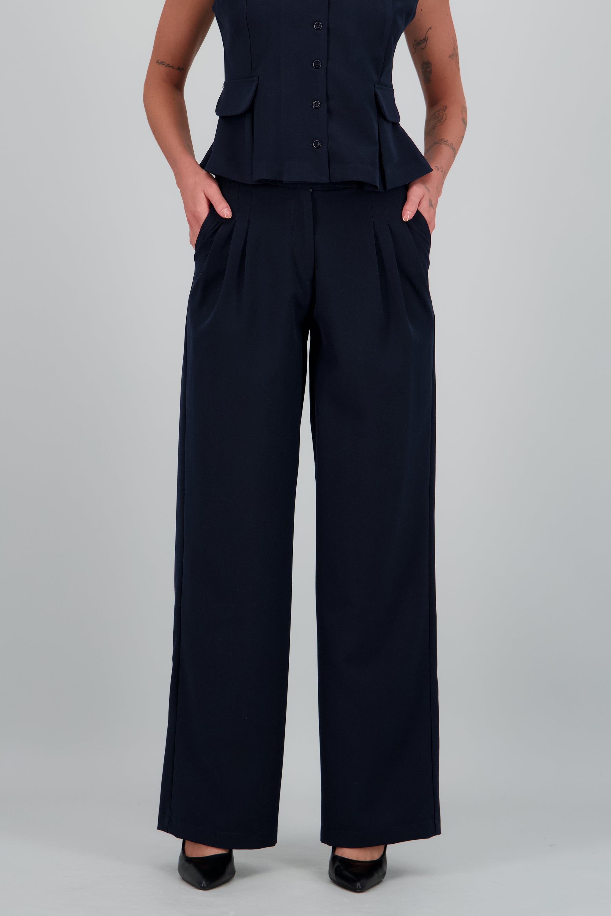 pantalon tiro medio detalle pinzas MARINO