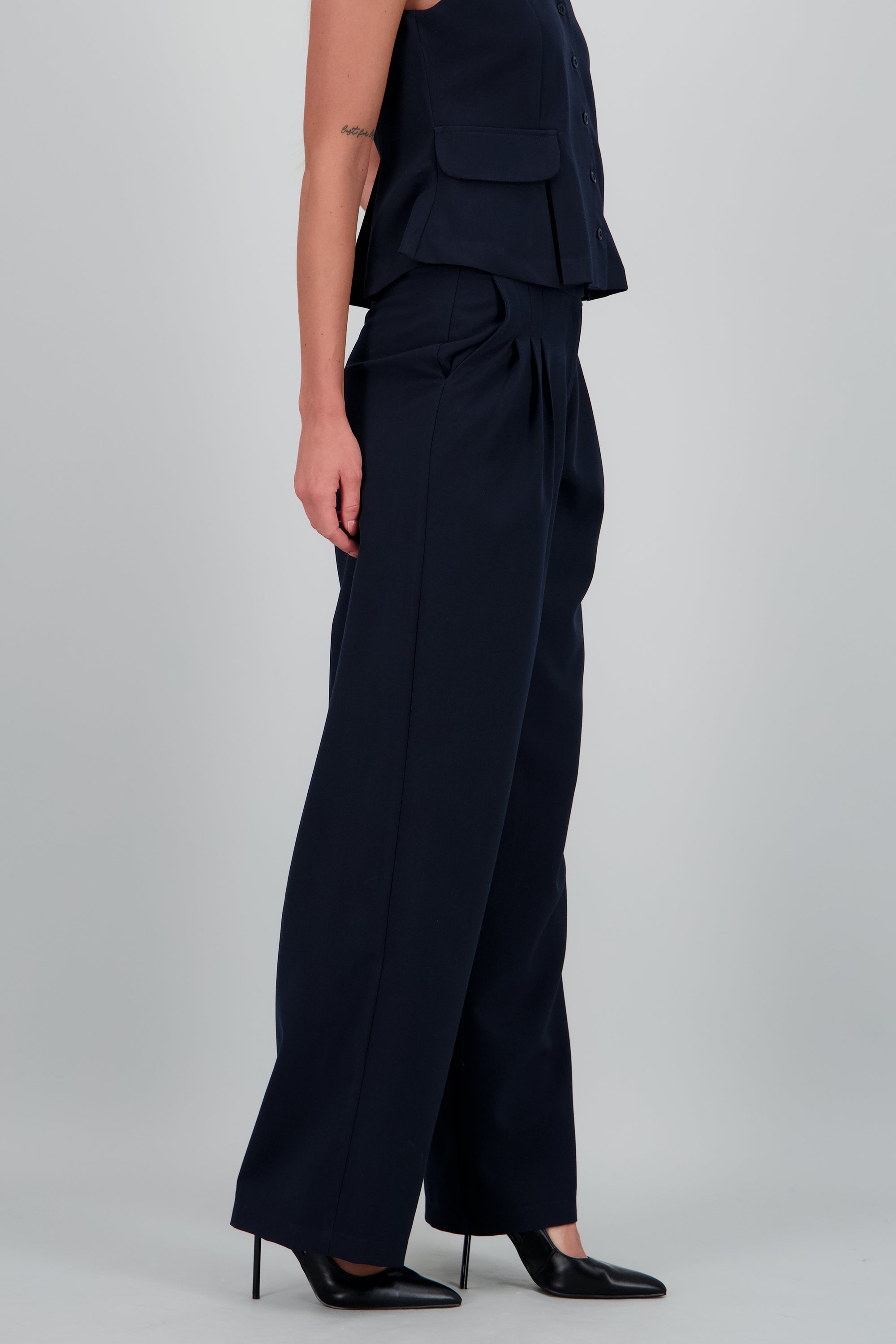 pantalon tiro medio detalle pinzas MARINO