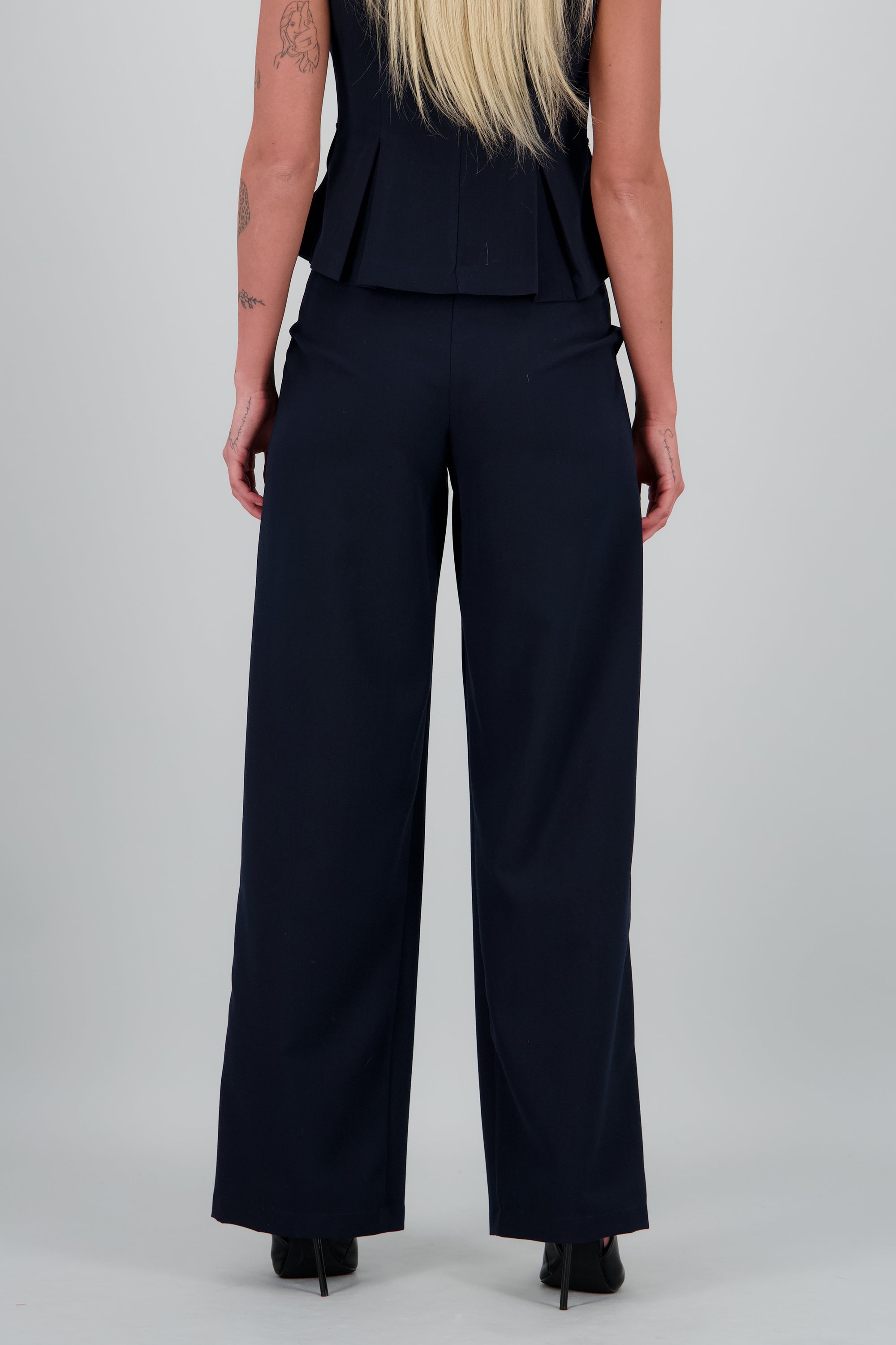 pantalon tiro medio detalle pinzas MARINO