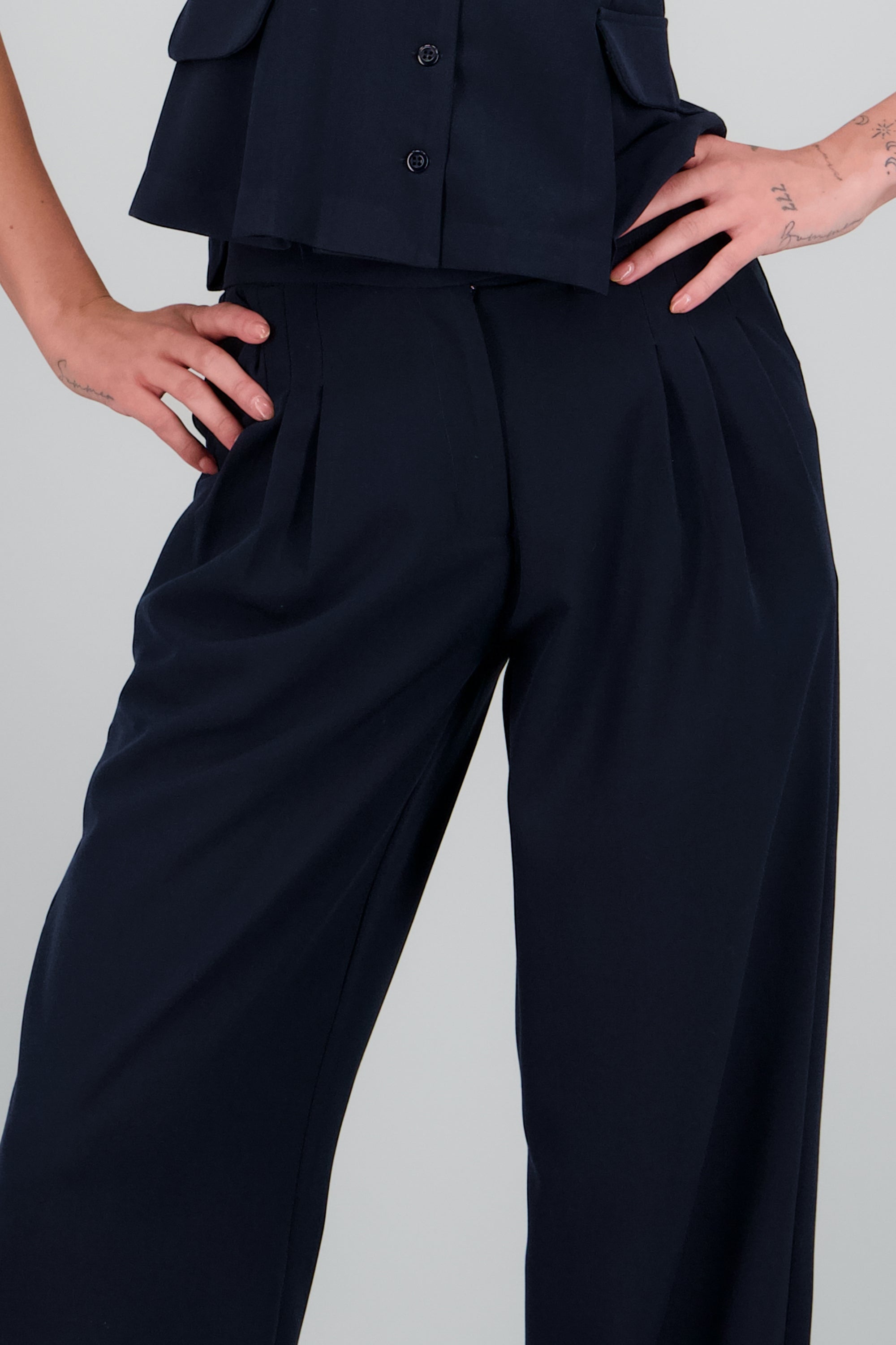 pantalon tiro medio detalle pinzas MARINO