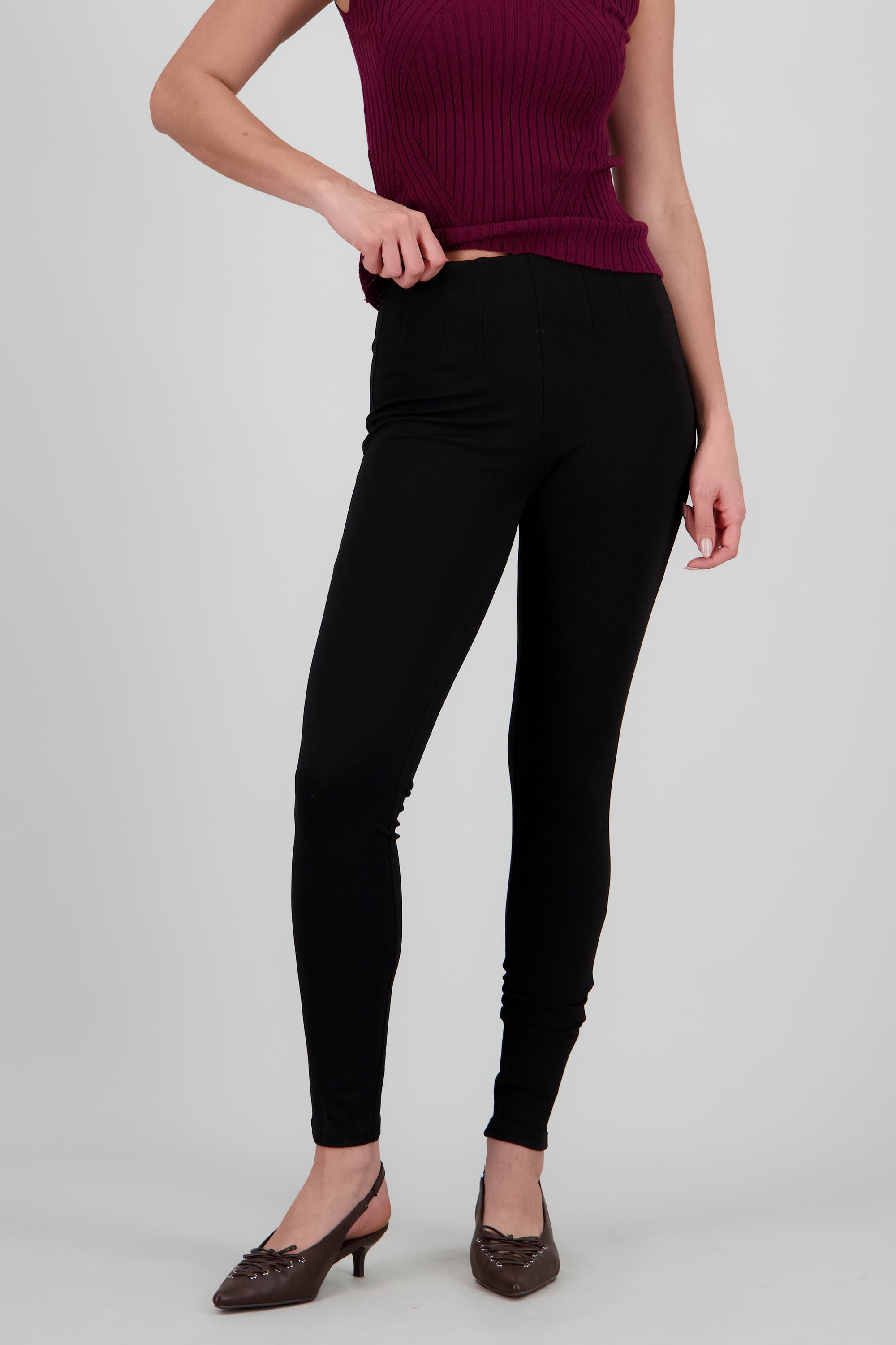 leggings slim fit detalle pinzas NEGRO
