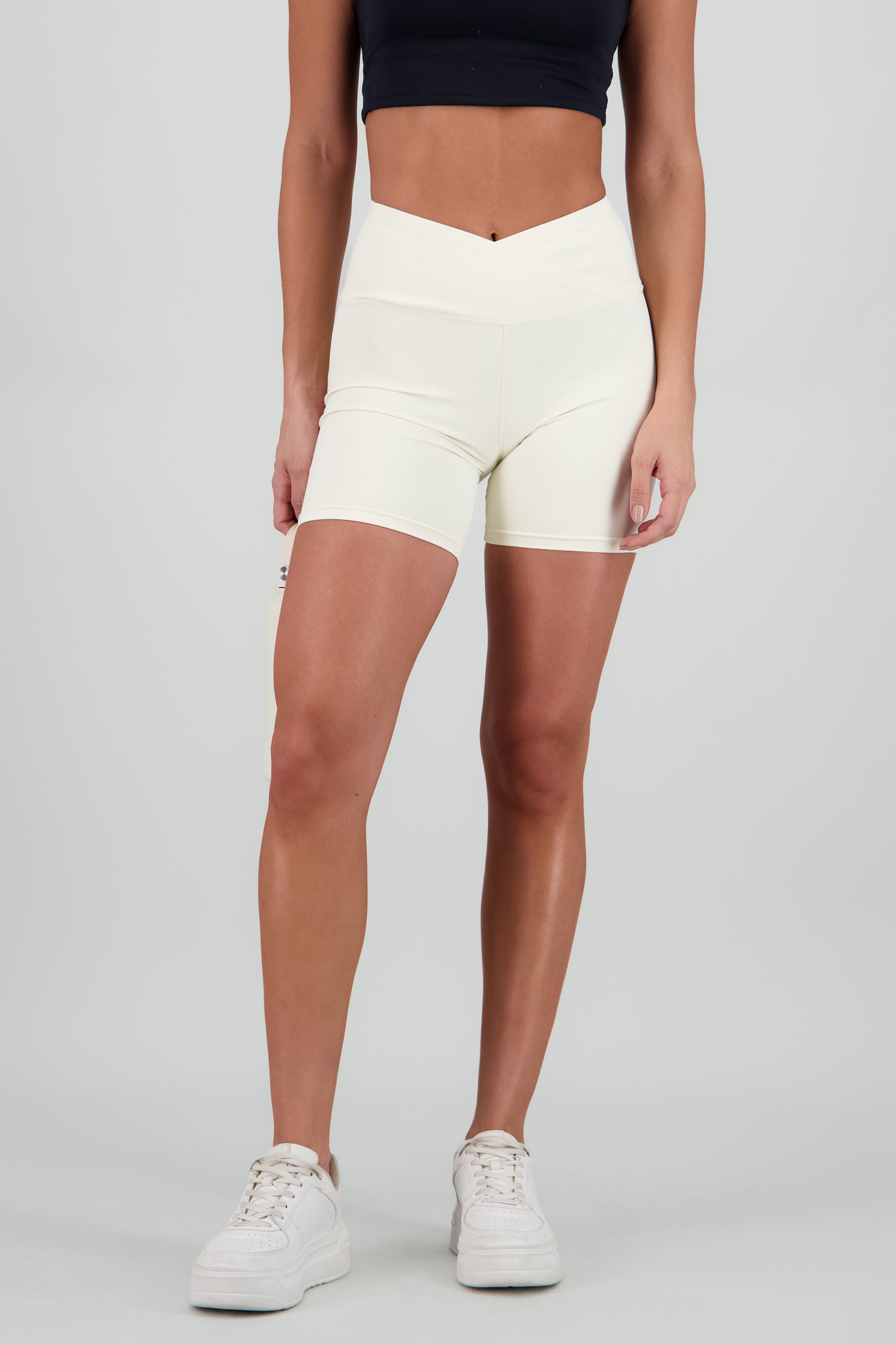 Short deportivo detalle pretina butt lift CREMA