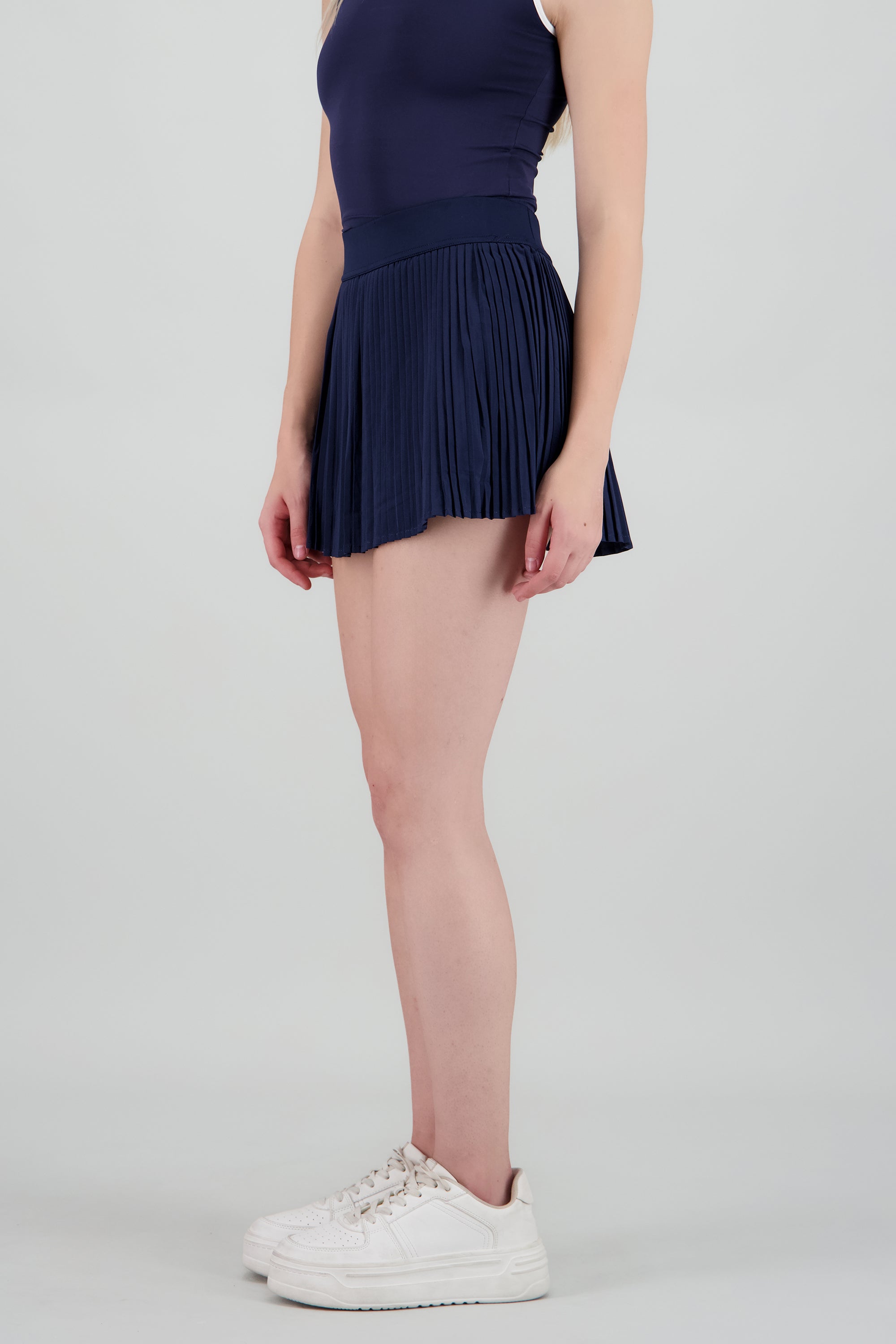 Falda deportiva tableada con short MARINO