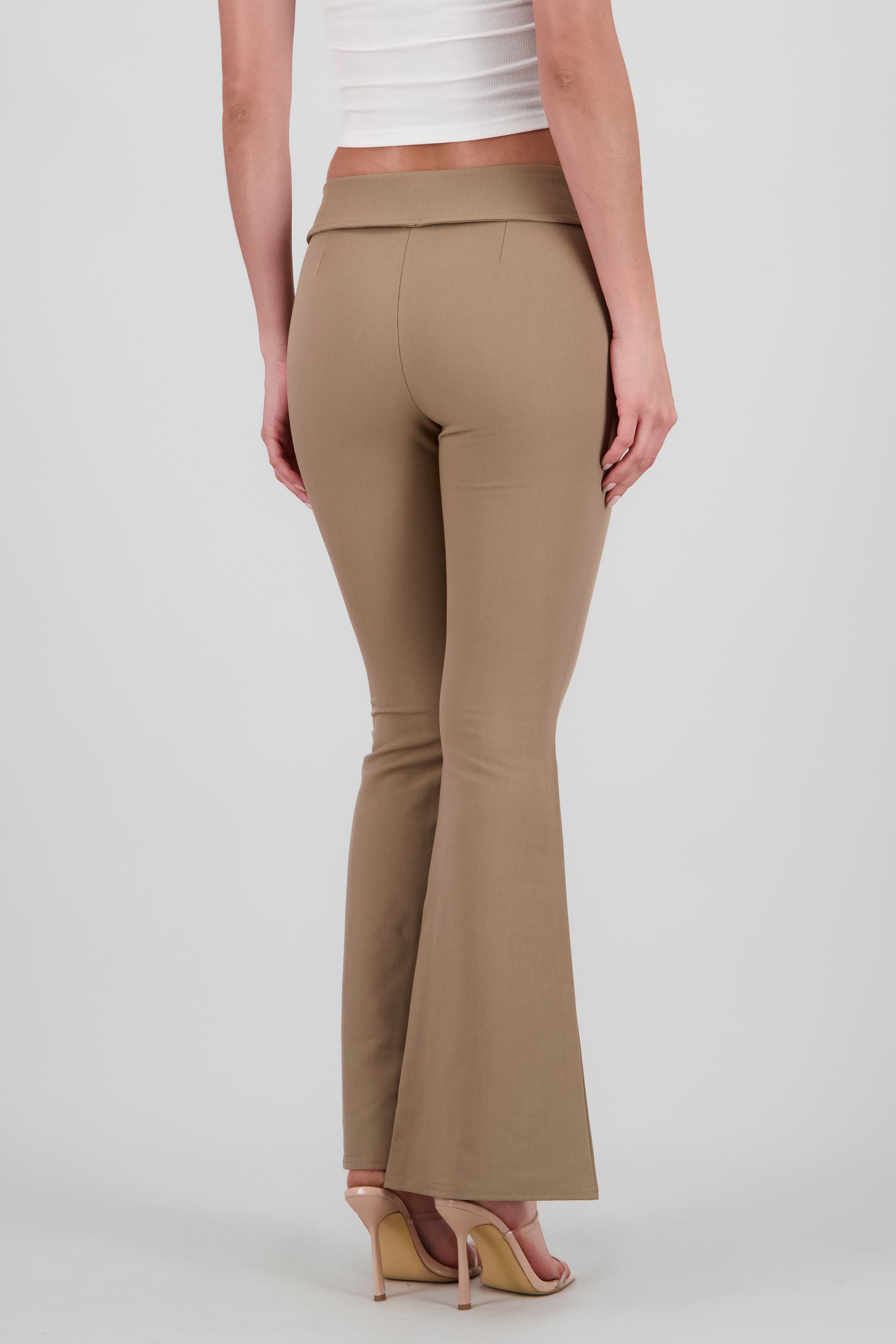 Pantalón sastreado detalle pretina KHAKI
