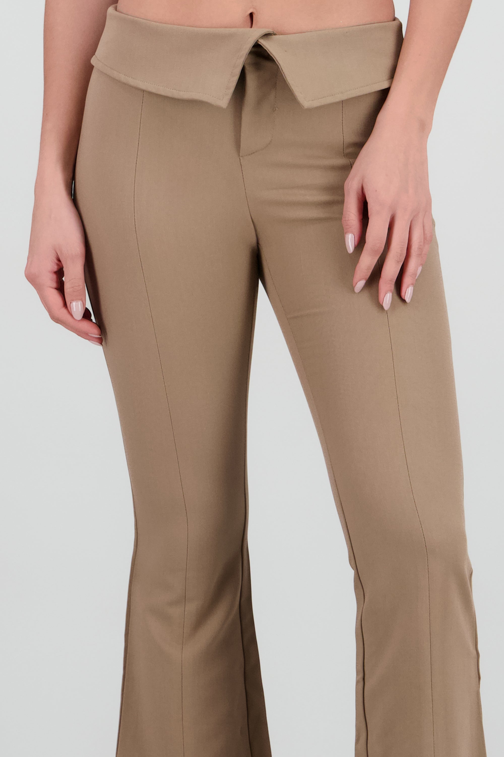 Pantalón sastreado detalle pretina KHAKI