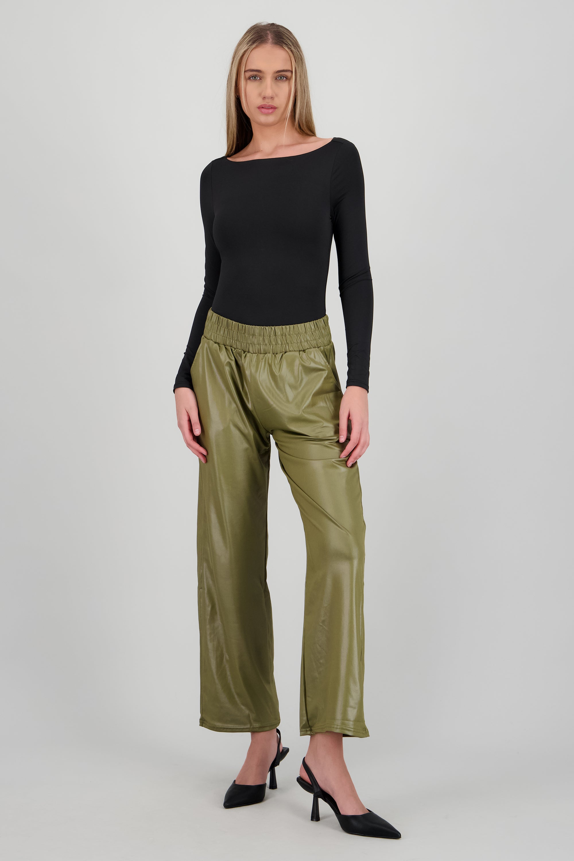 Pantalones efecto piel OLIVO