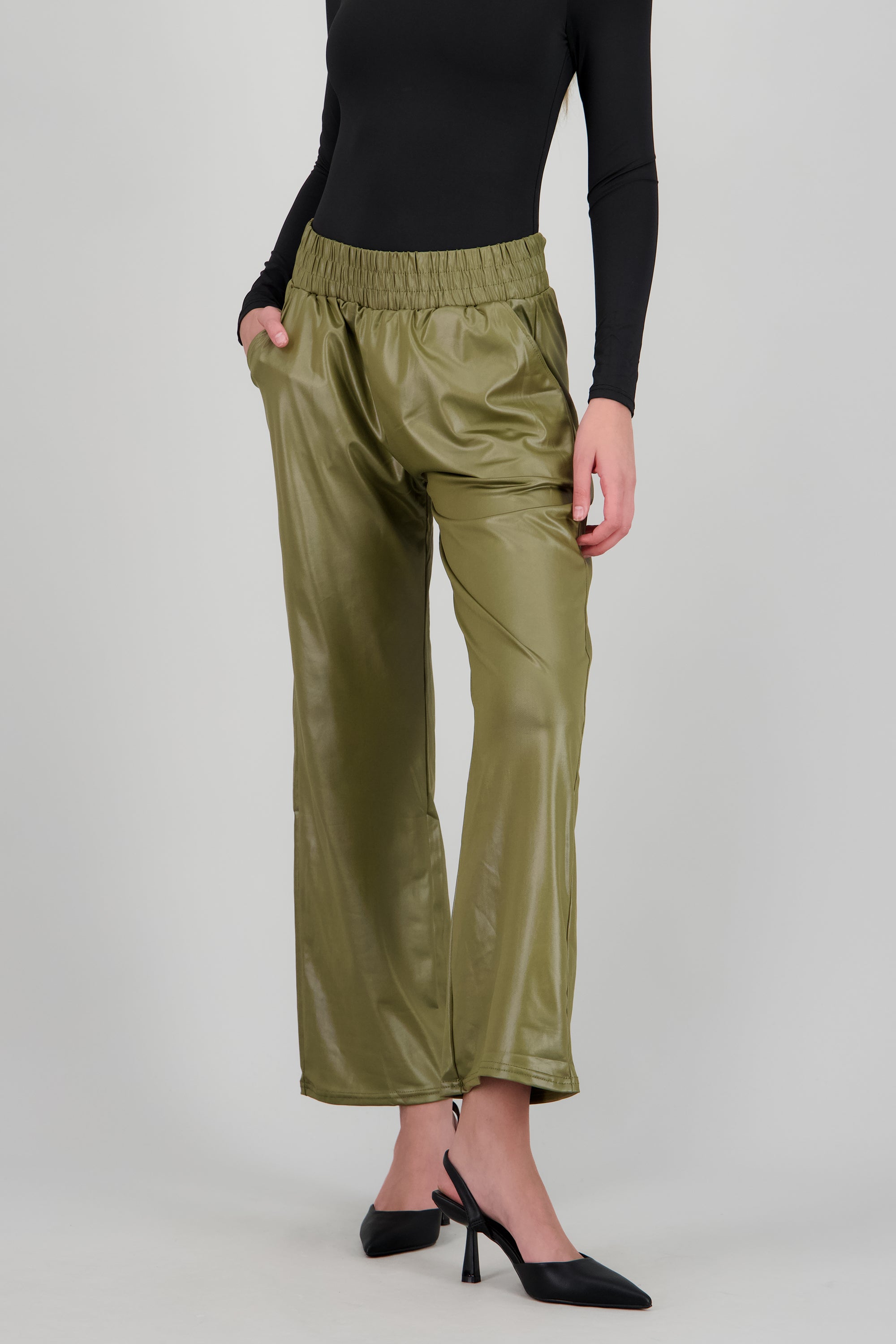 Pantalones efecto piel OLIVO
