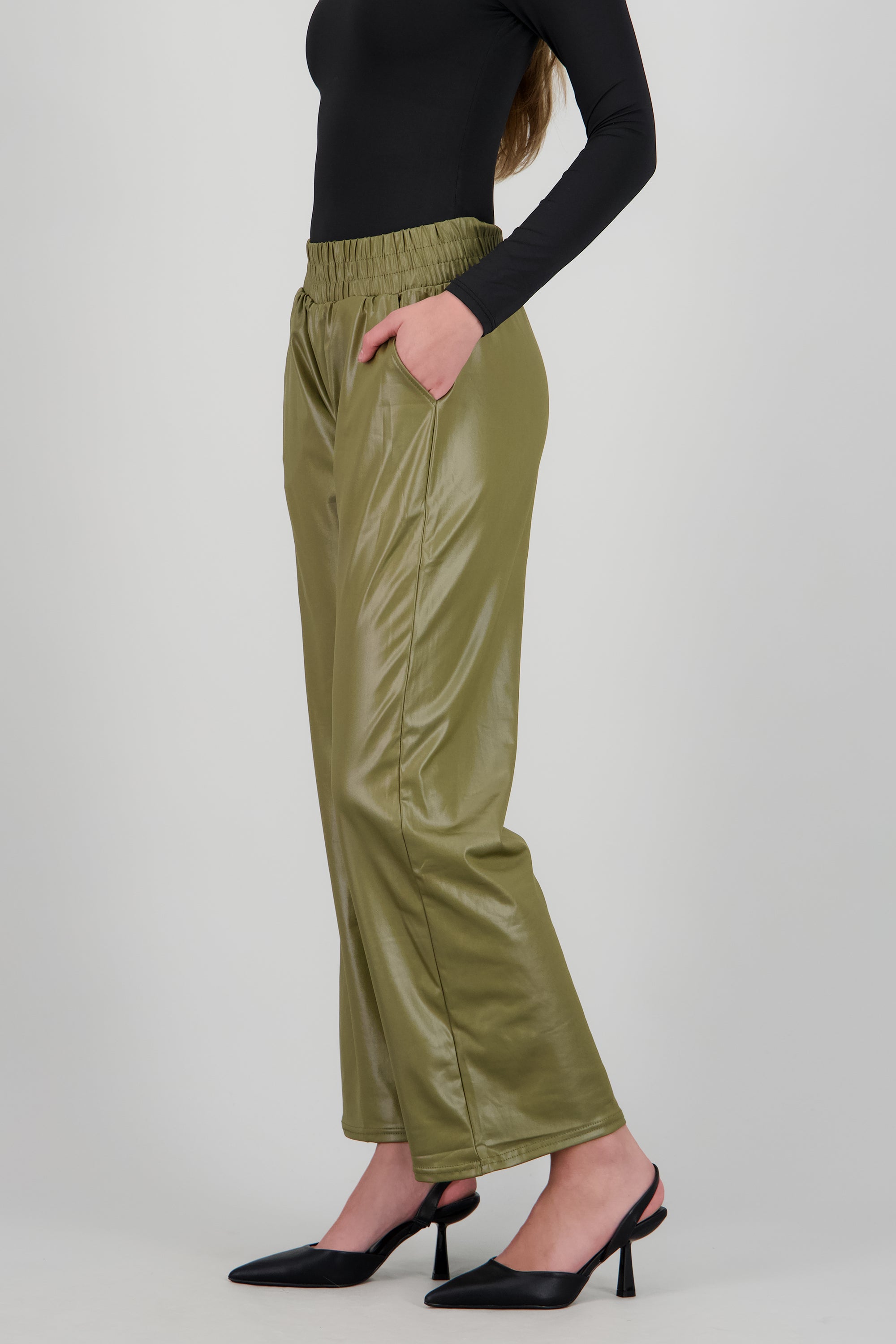 Pantalones efecto piel OLIVO