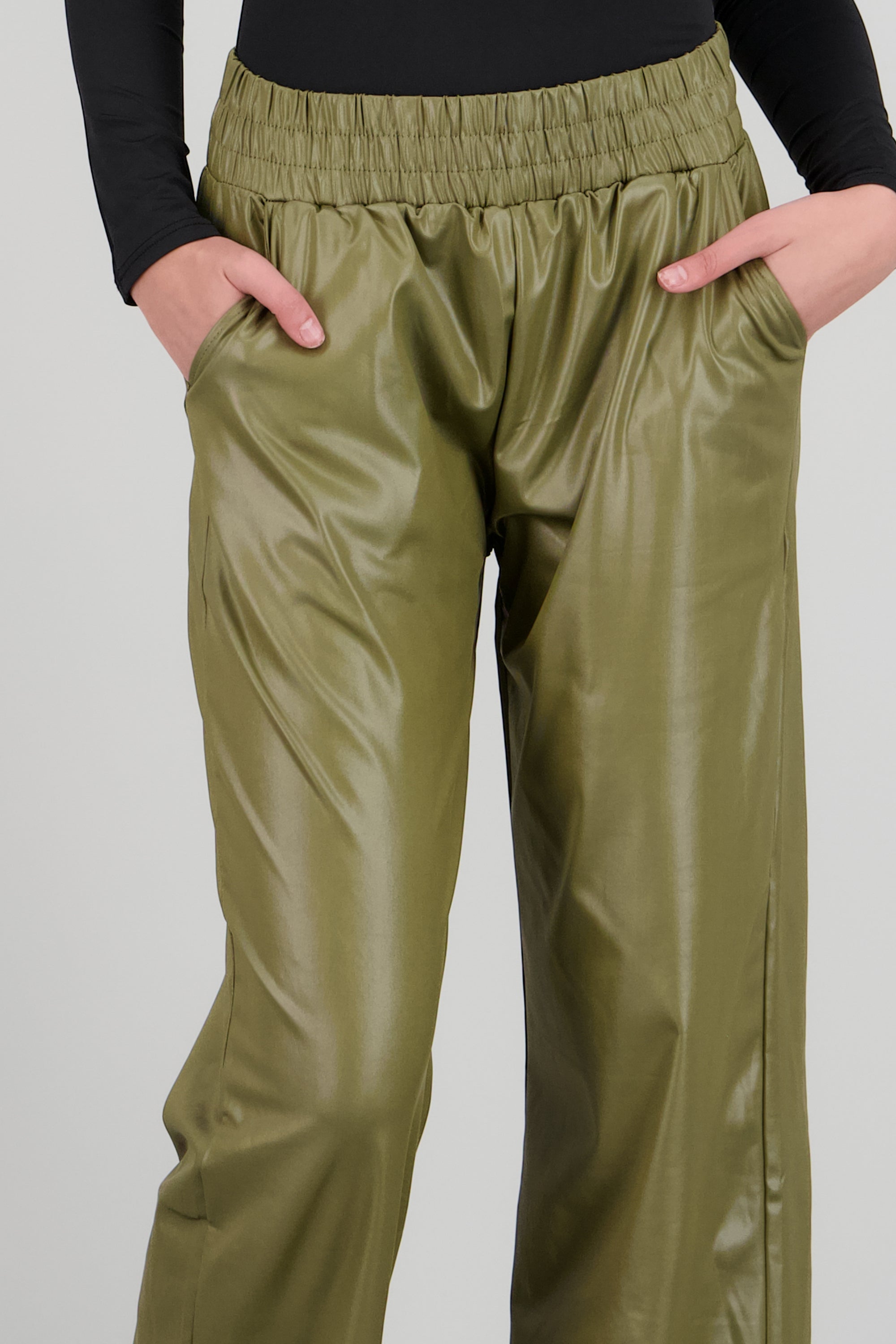 Pantalones efecto piel OLIVO