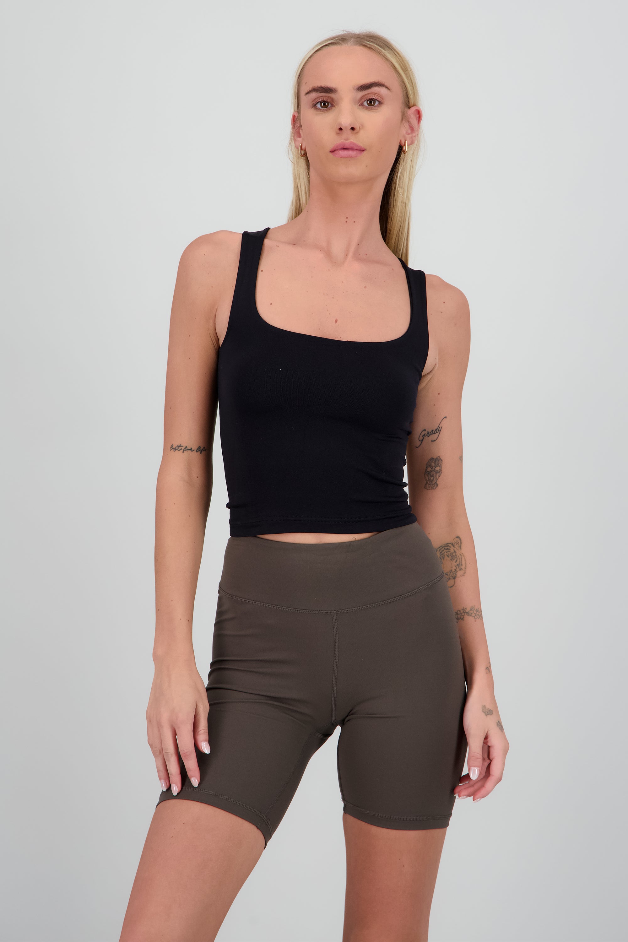 Top sin manga escote cuadrado NEGRO