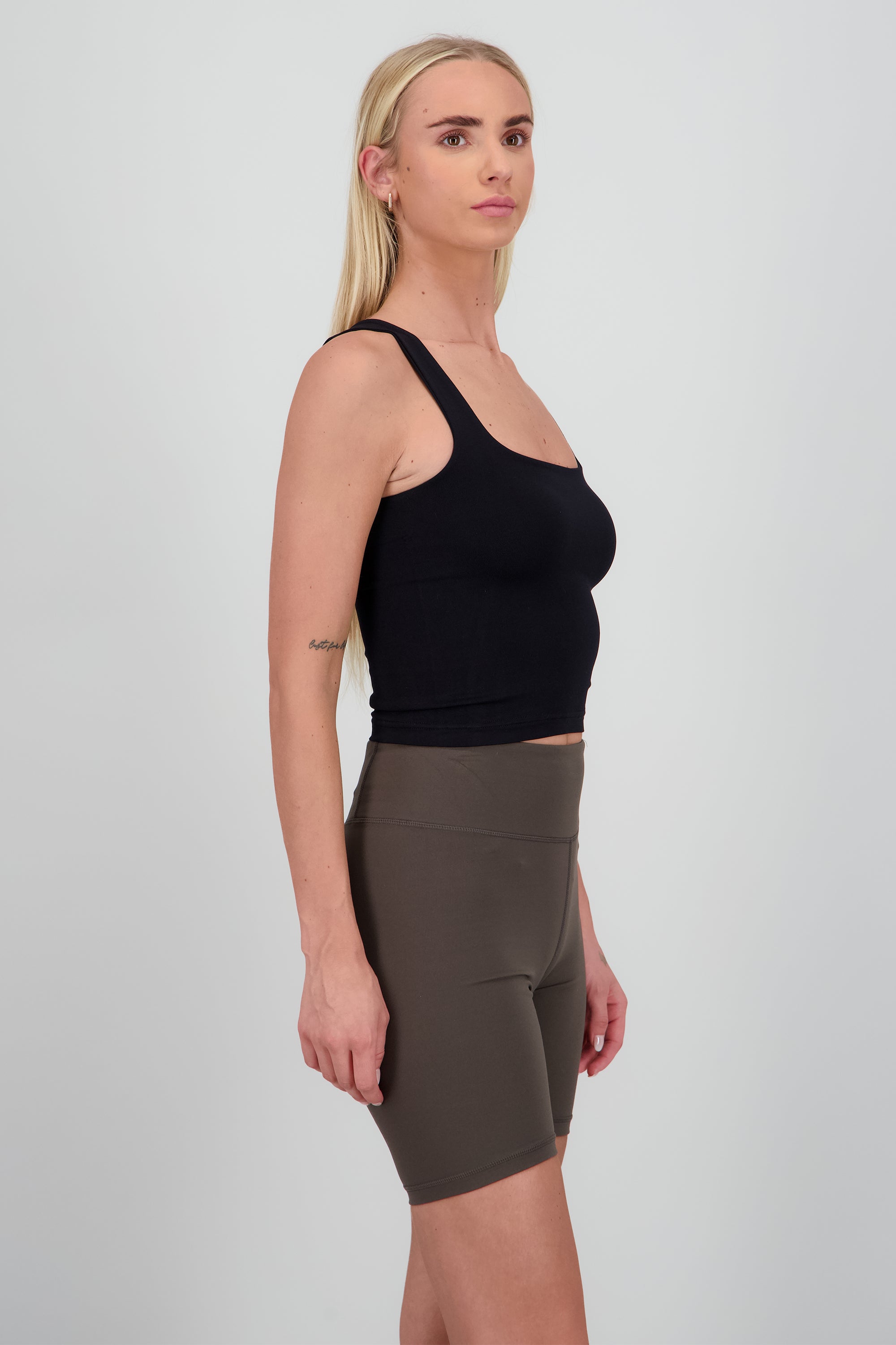 Top sin manga escote cuadrado NEGRO