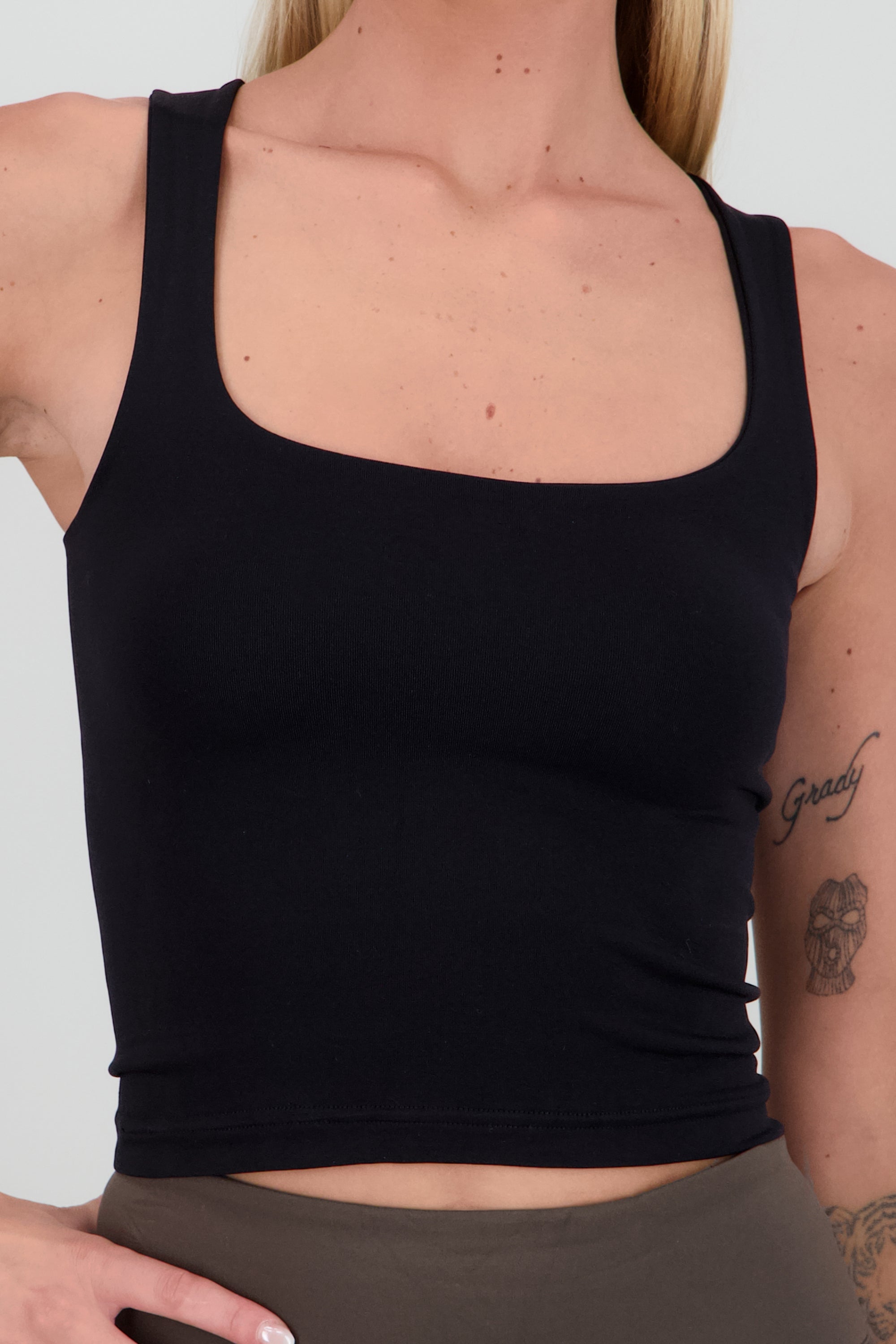 Top sin manga escote cuadrado NEGRO