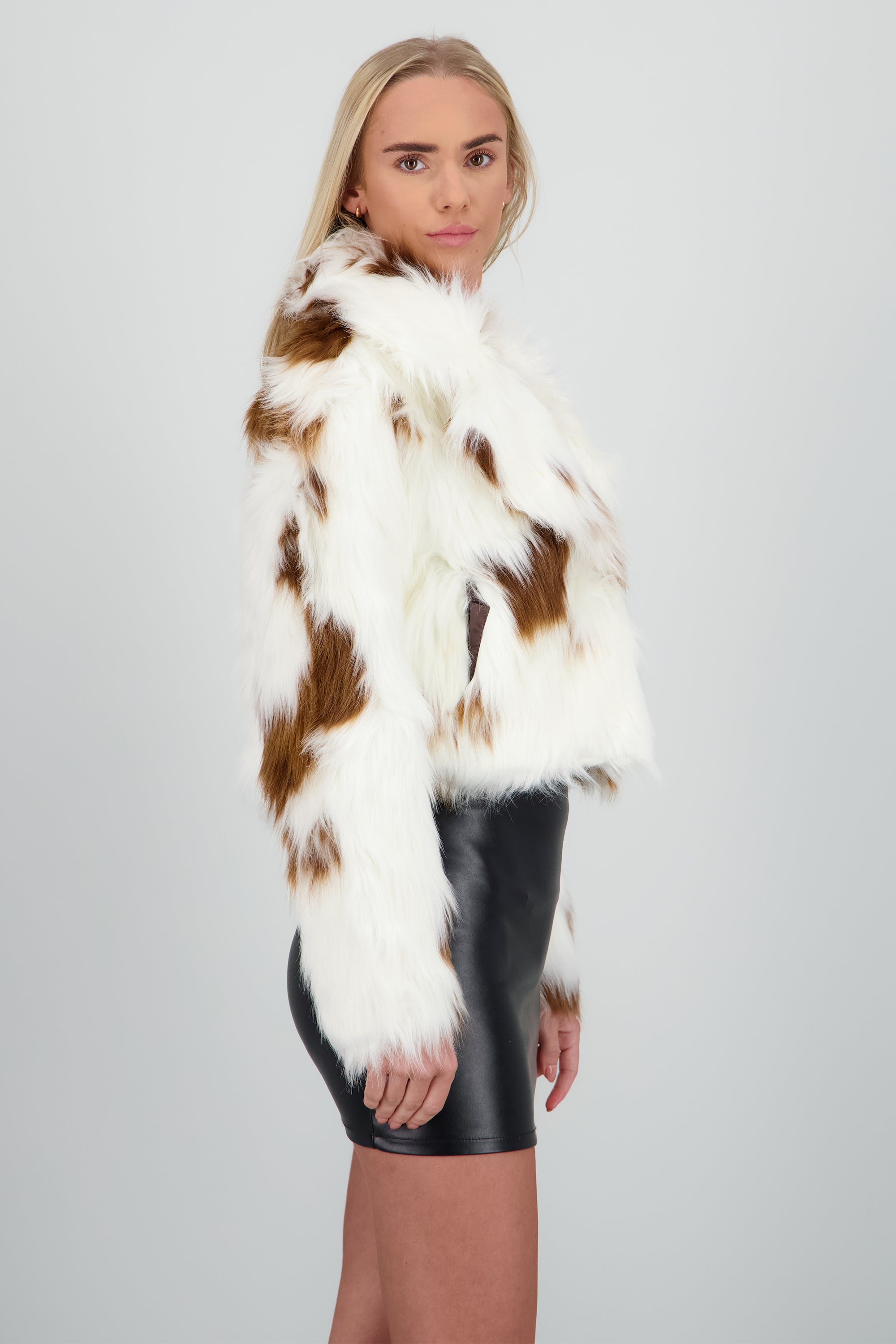 Abrigo de pelo con print de vaca CAFE COMBO