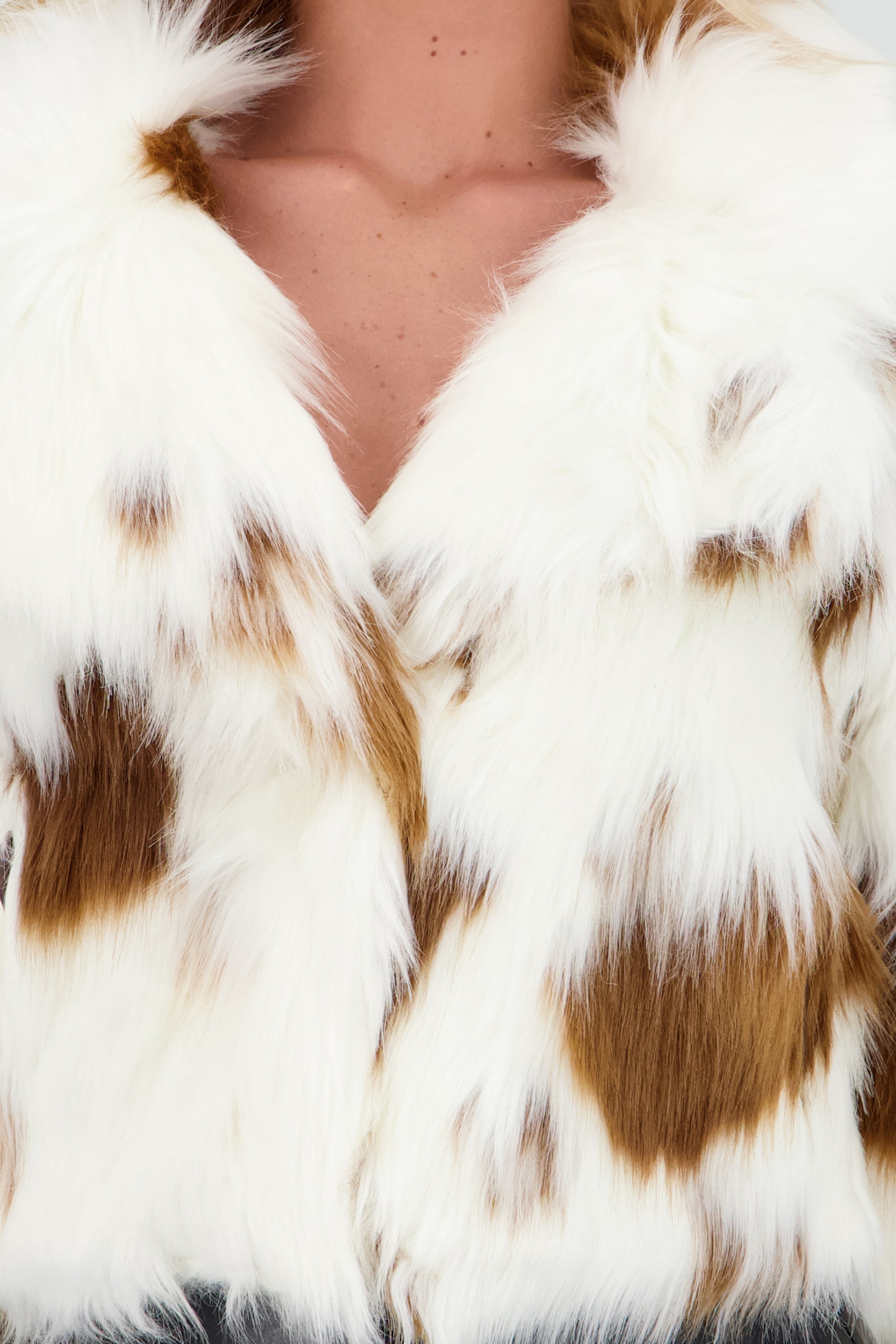 Abrigo de pelo con print de vaca CAFE COMBO