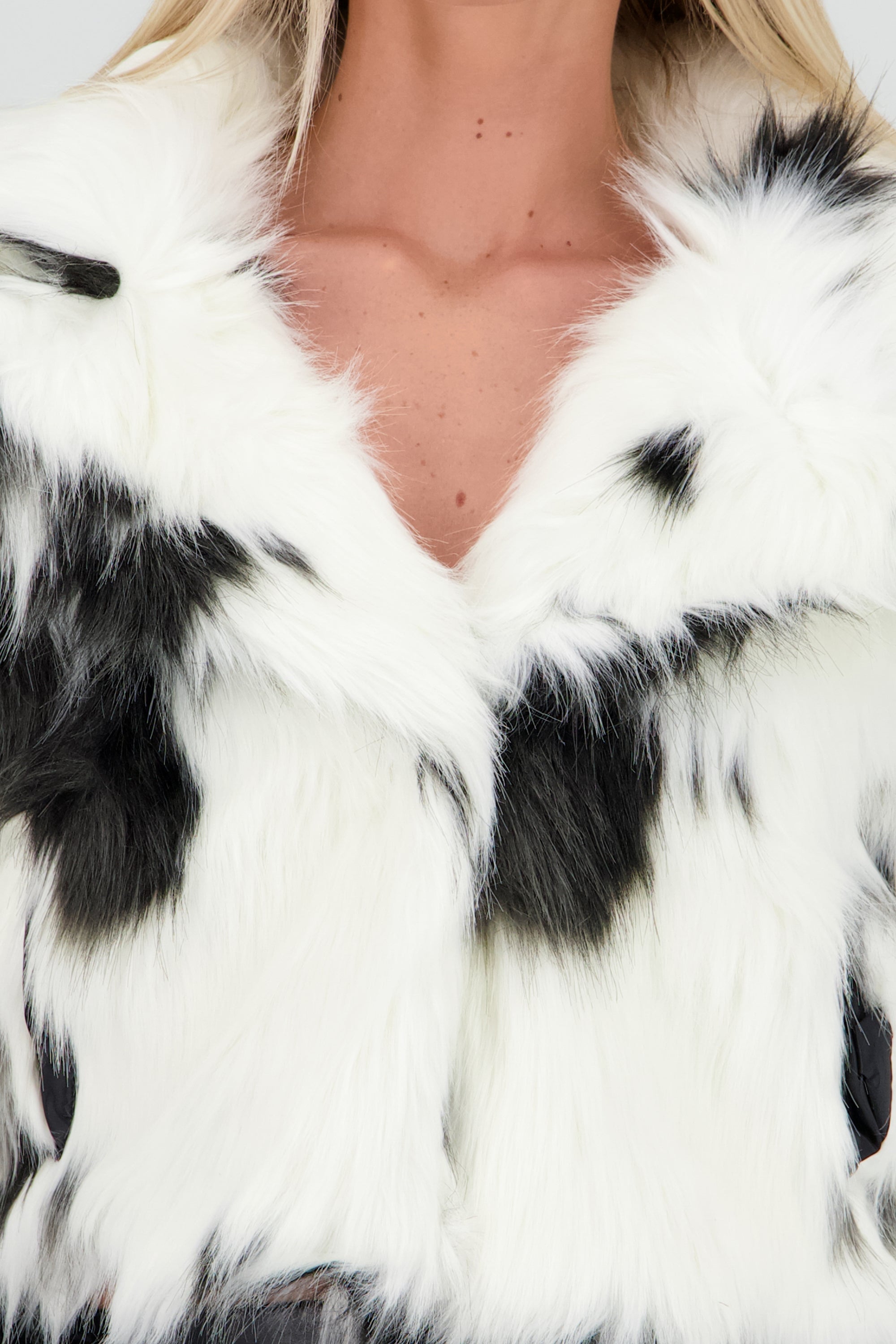 Abrigo de pelo con print de vaca NEGRO COMBO