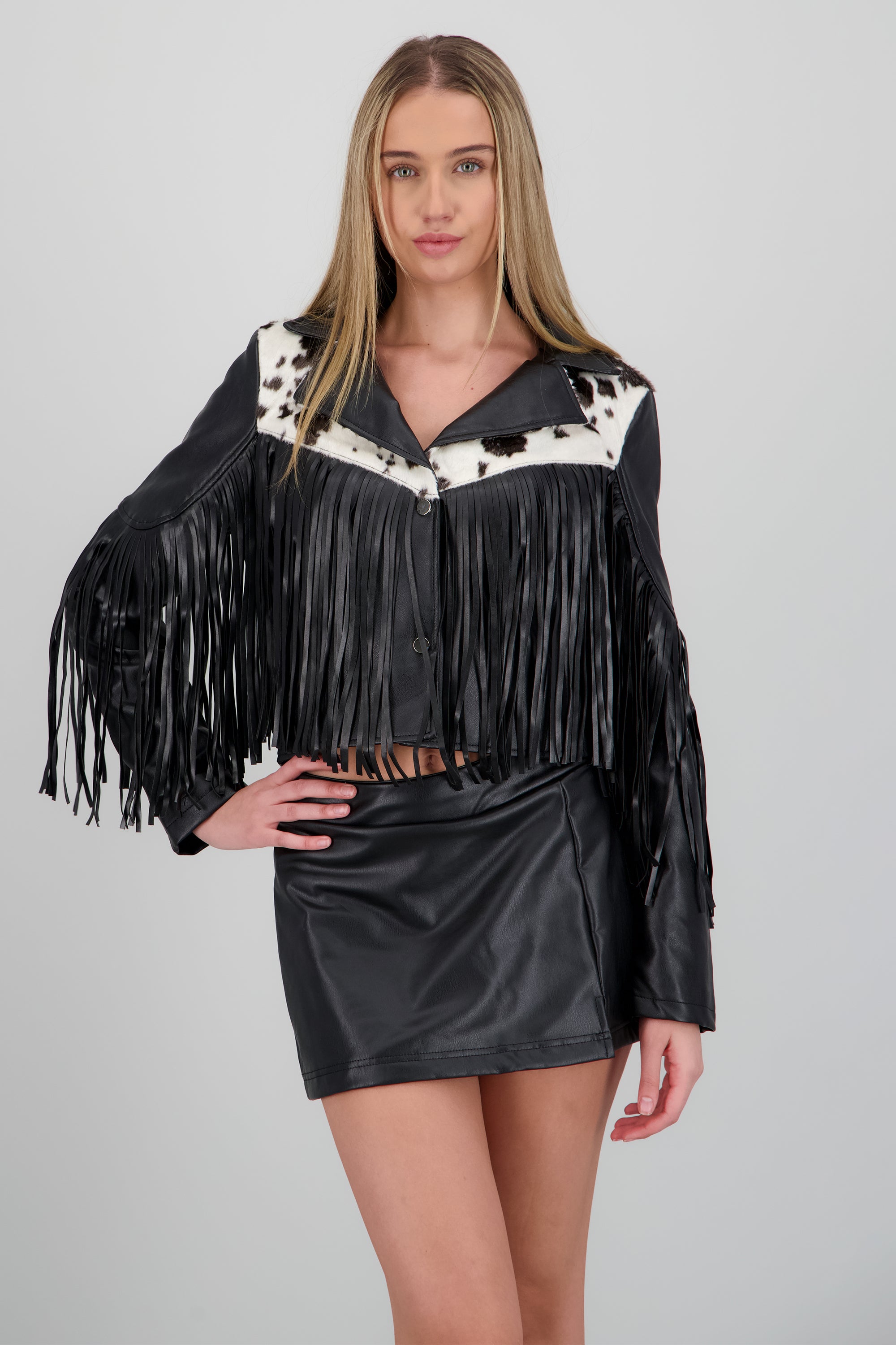 Chamarra detalle fringe con animal print NEGRO