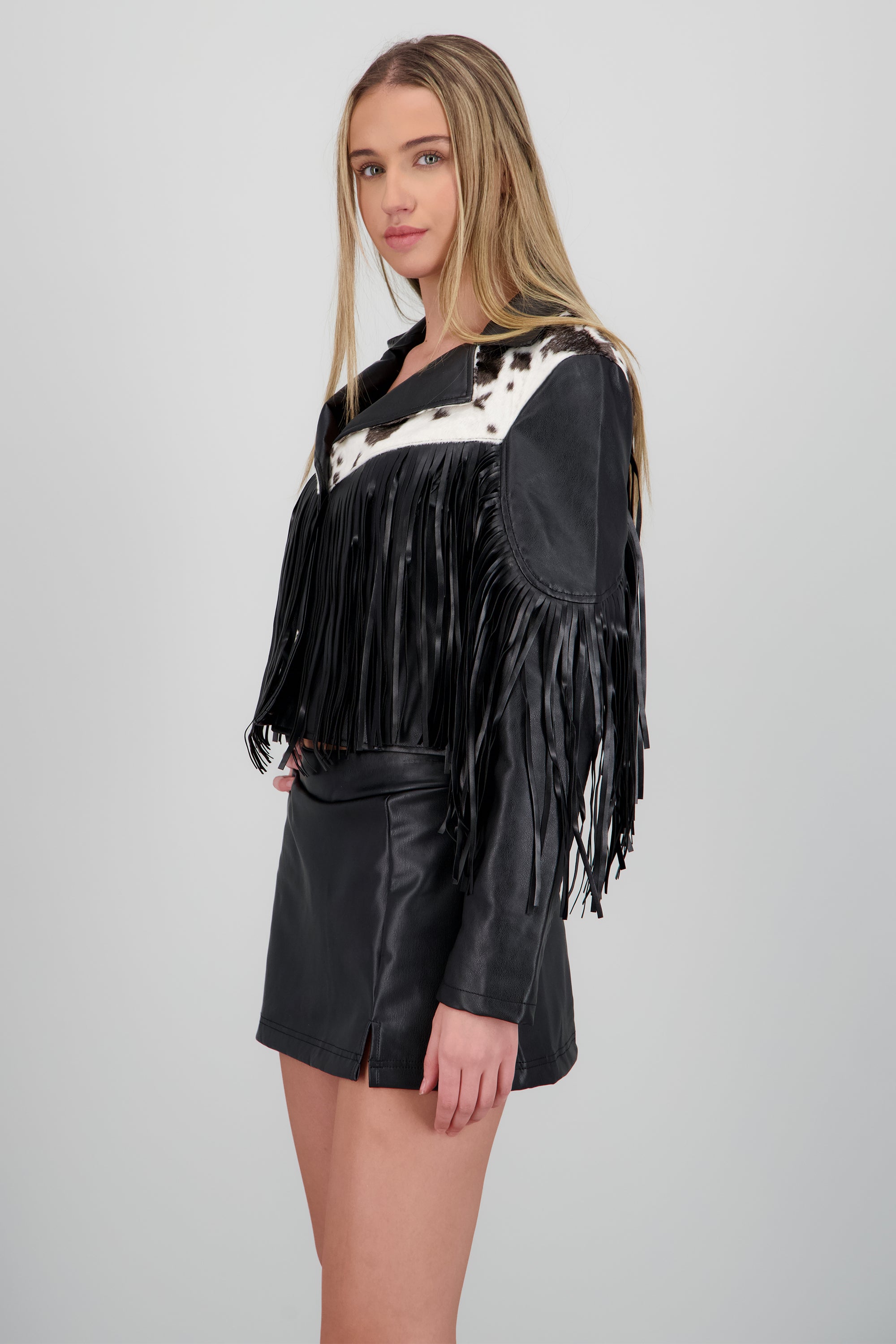 Chamarra detalle fringe con animal print NEGRO