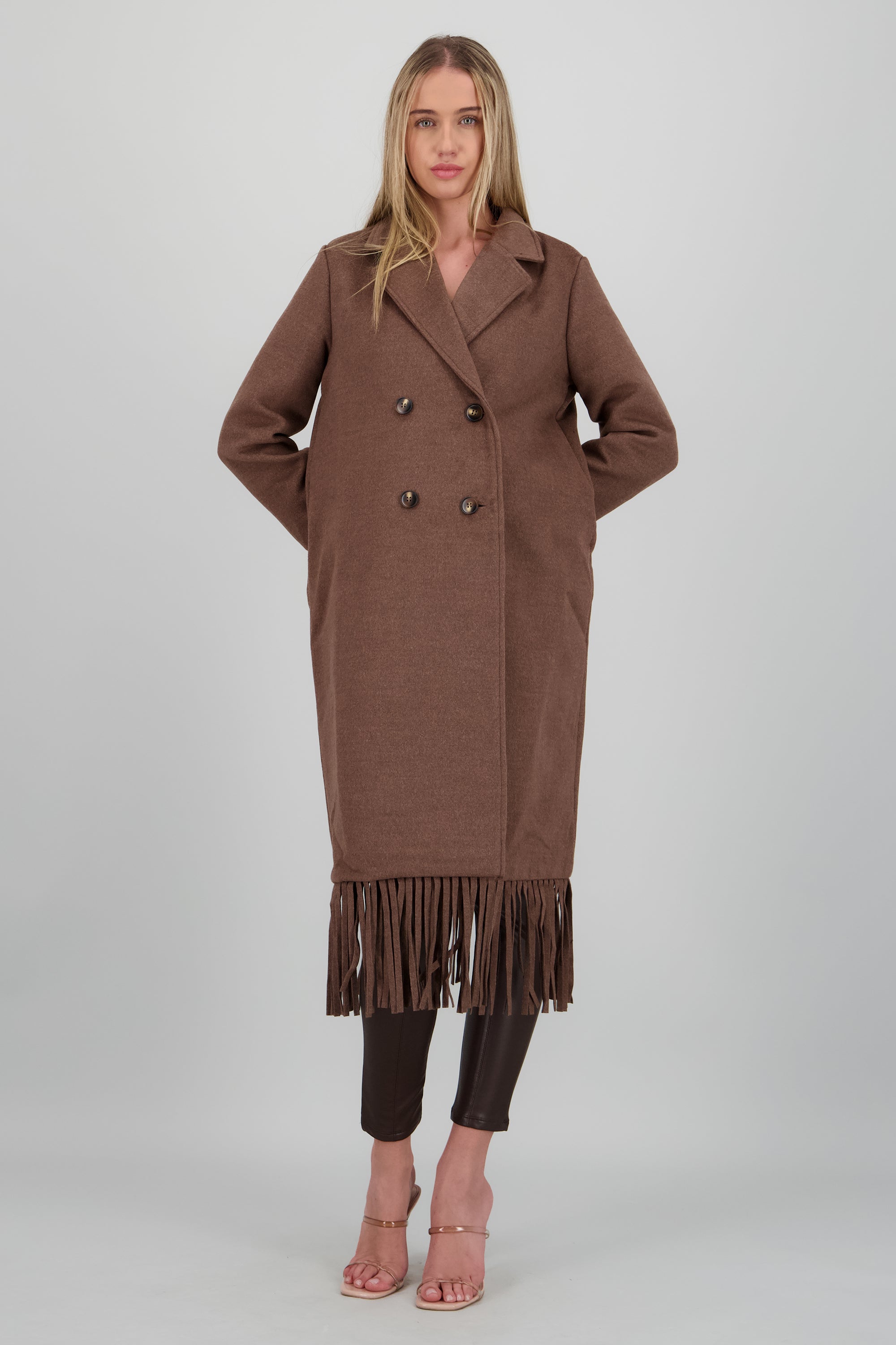 Abrigo detalle botones CAFE