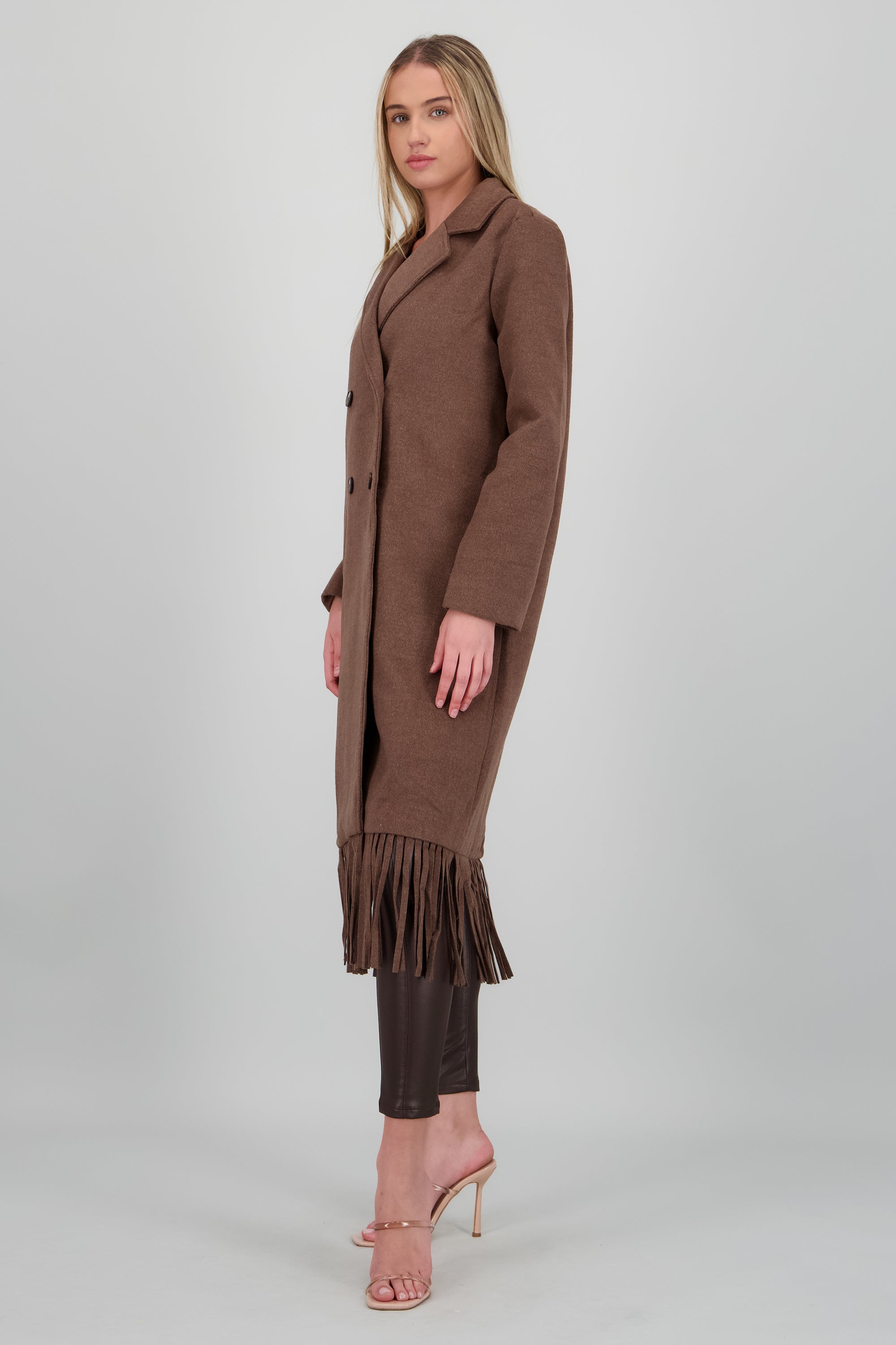 Abrigo detalle botones CAFE