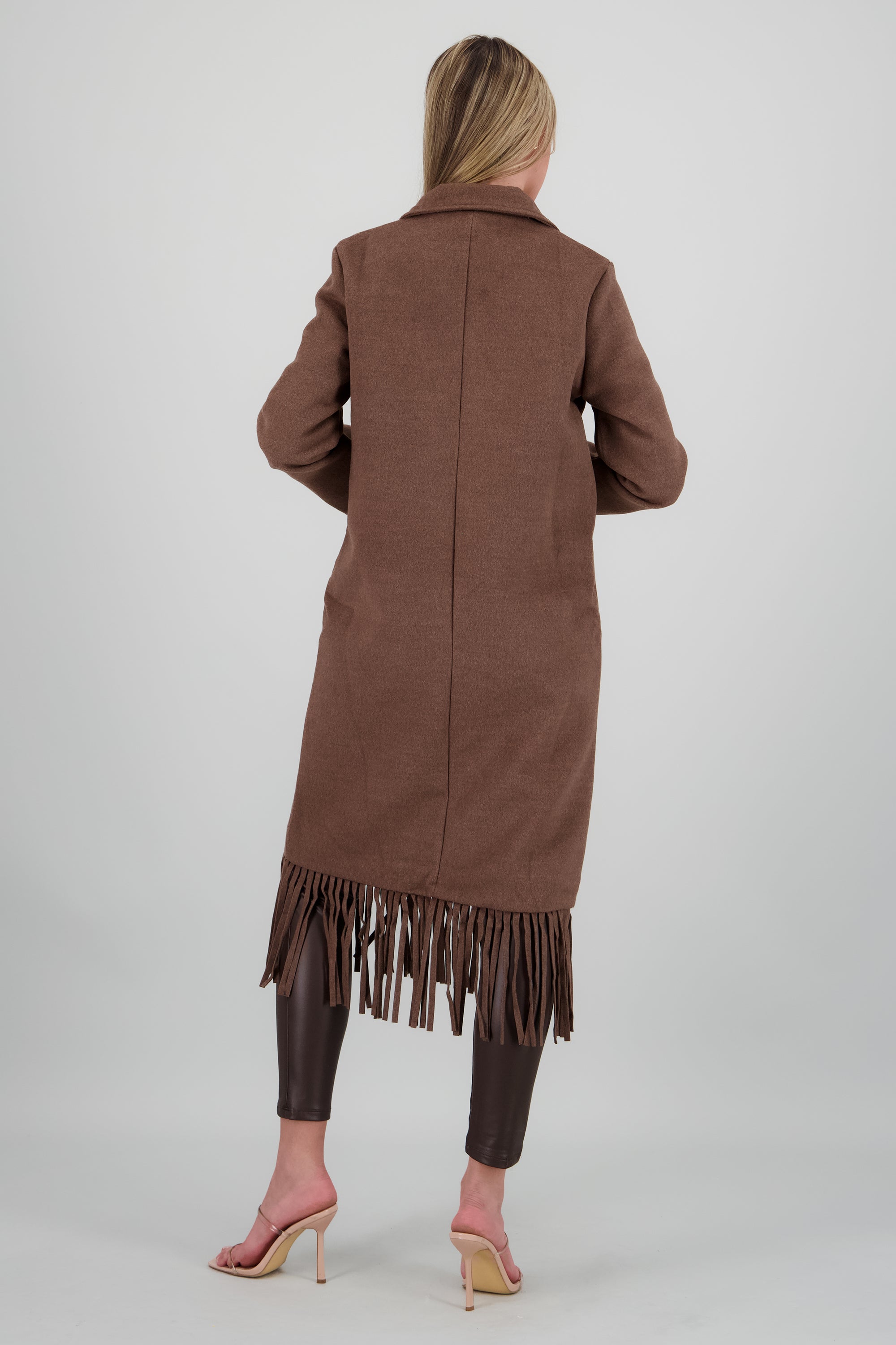 Abrigo detalle botones CAFE