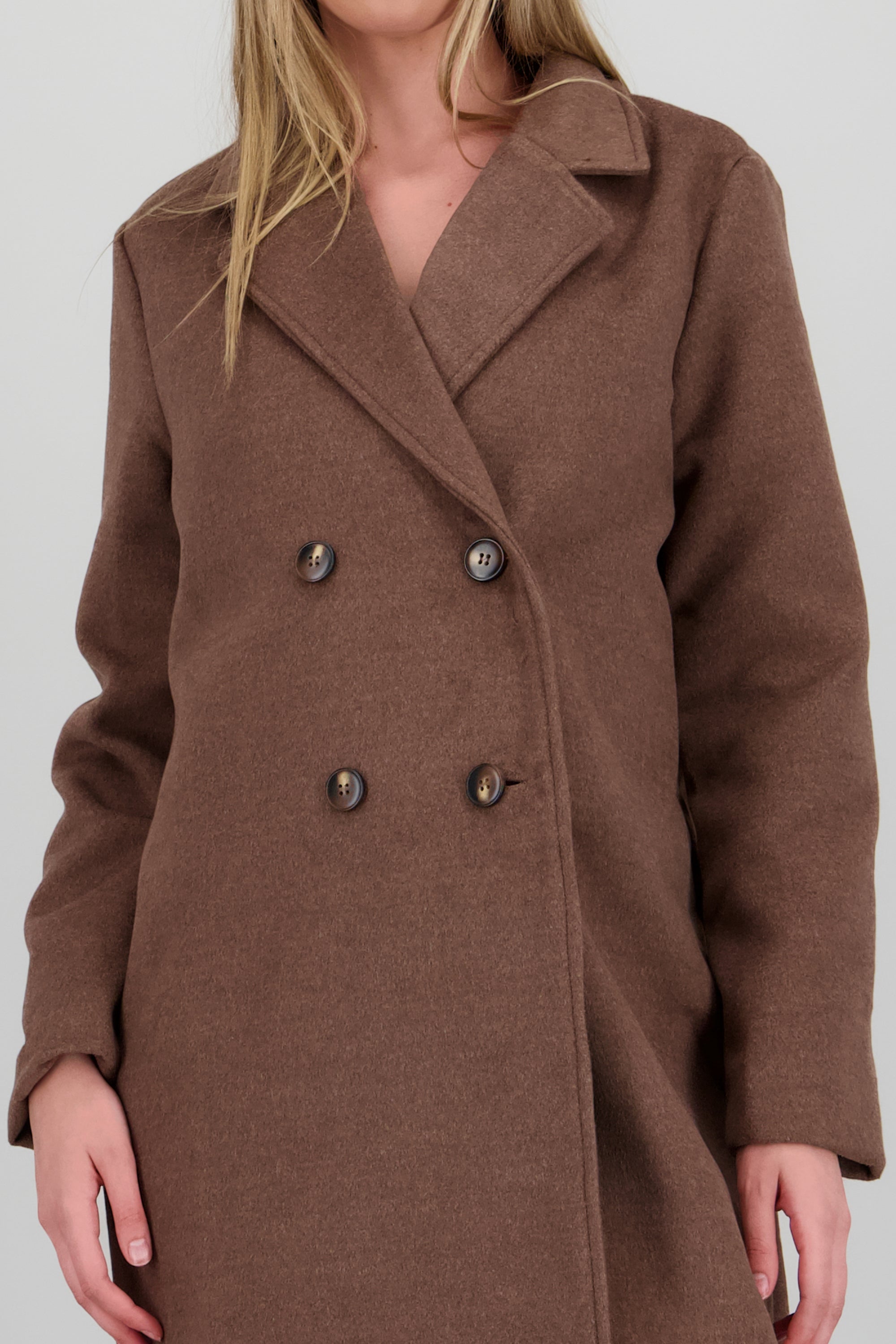 Abrigo detalle botones CAFE