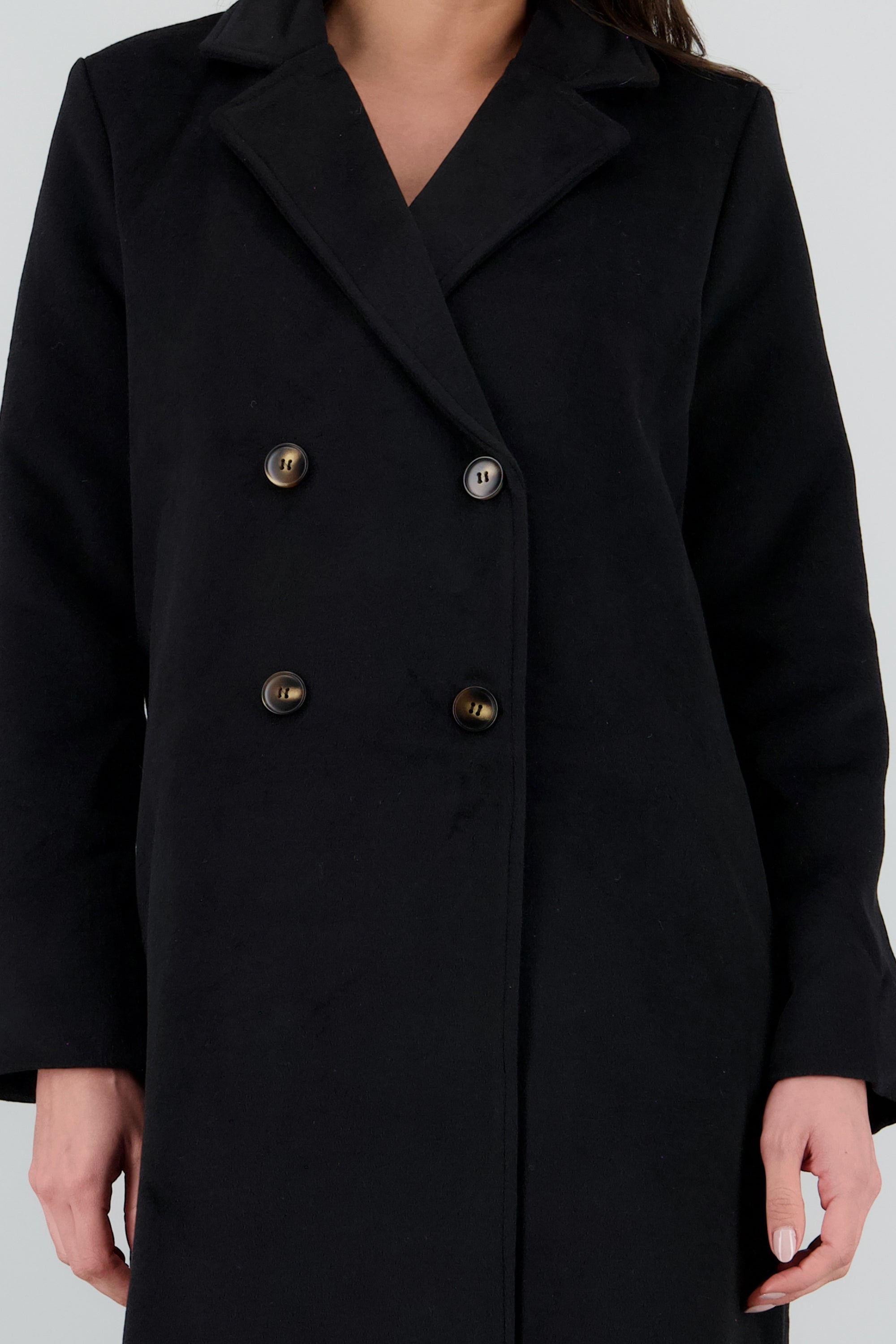 Abrigo detalle botones NEGRO