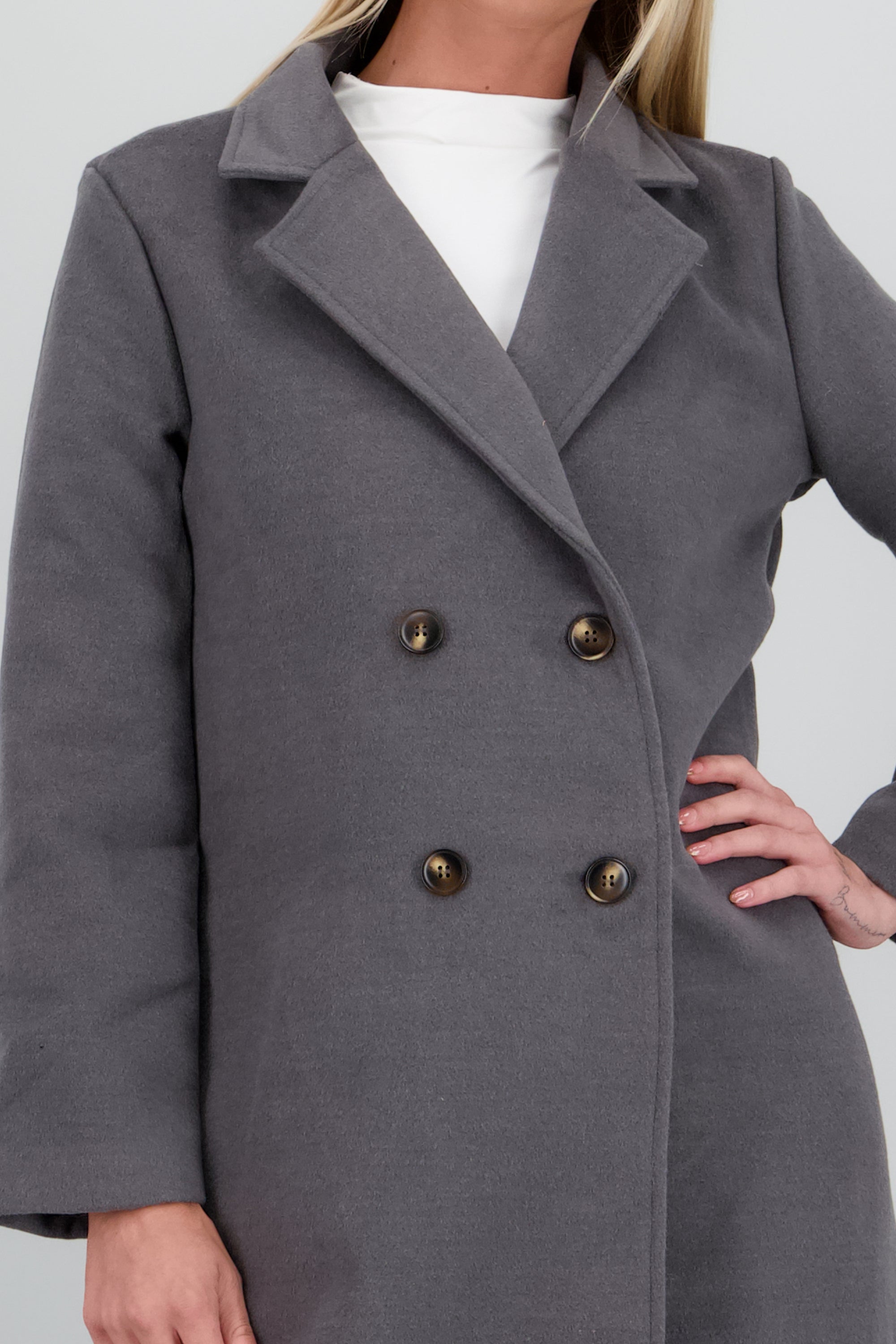 Abrigo detalle botones GRIS