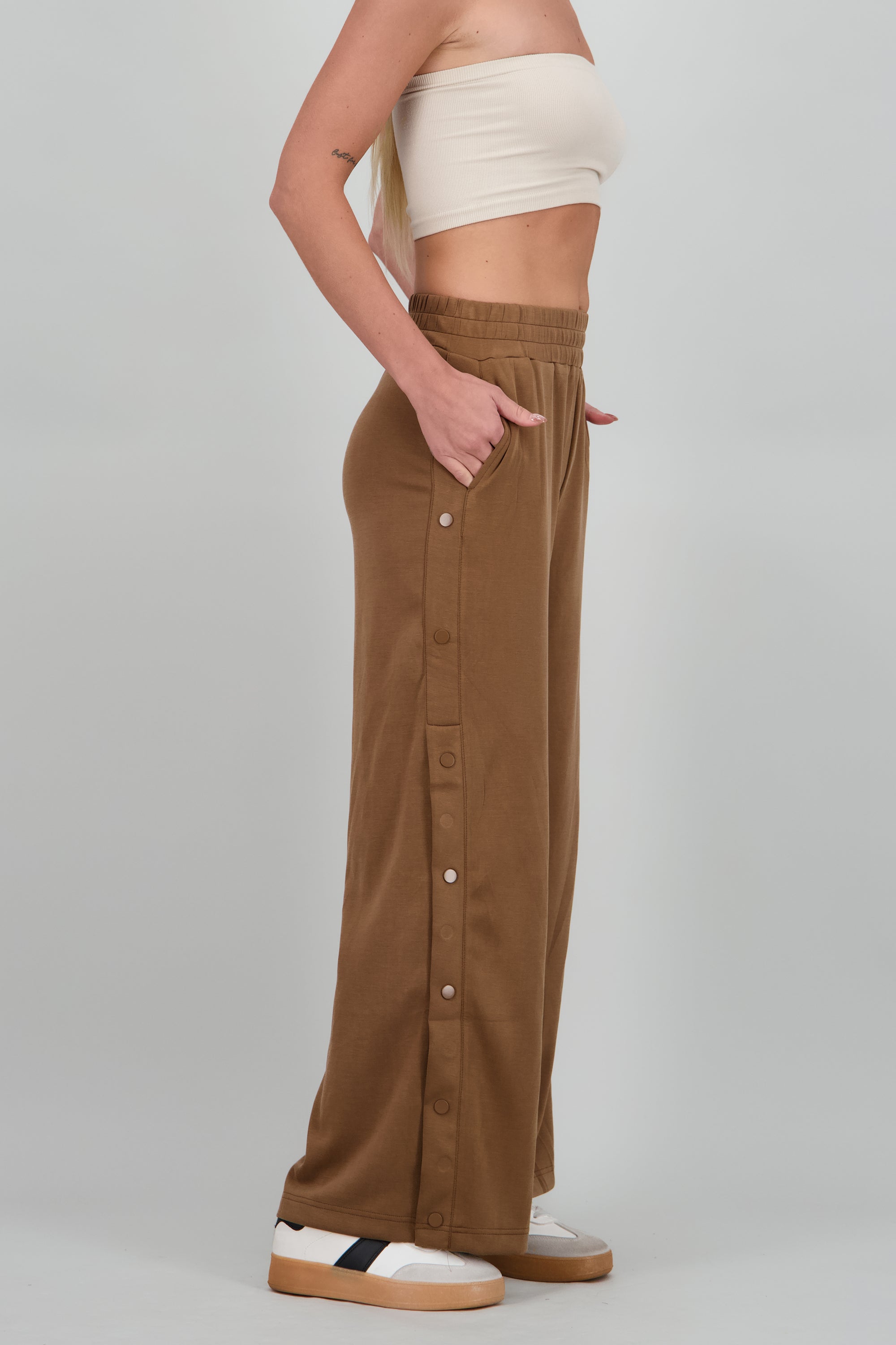 Pantalon detalle abertura con botones CAMELLO