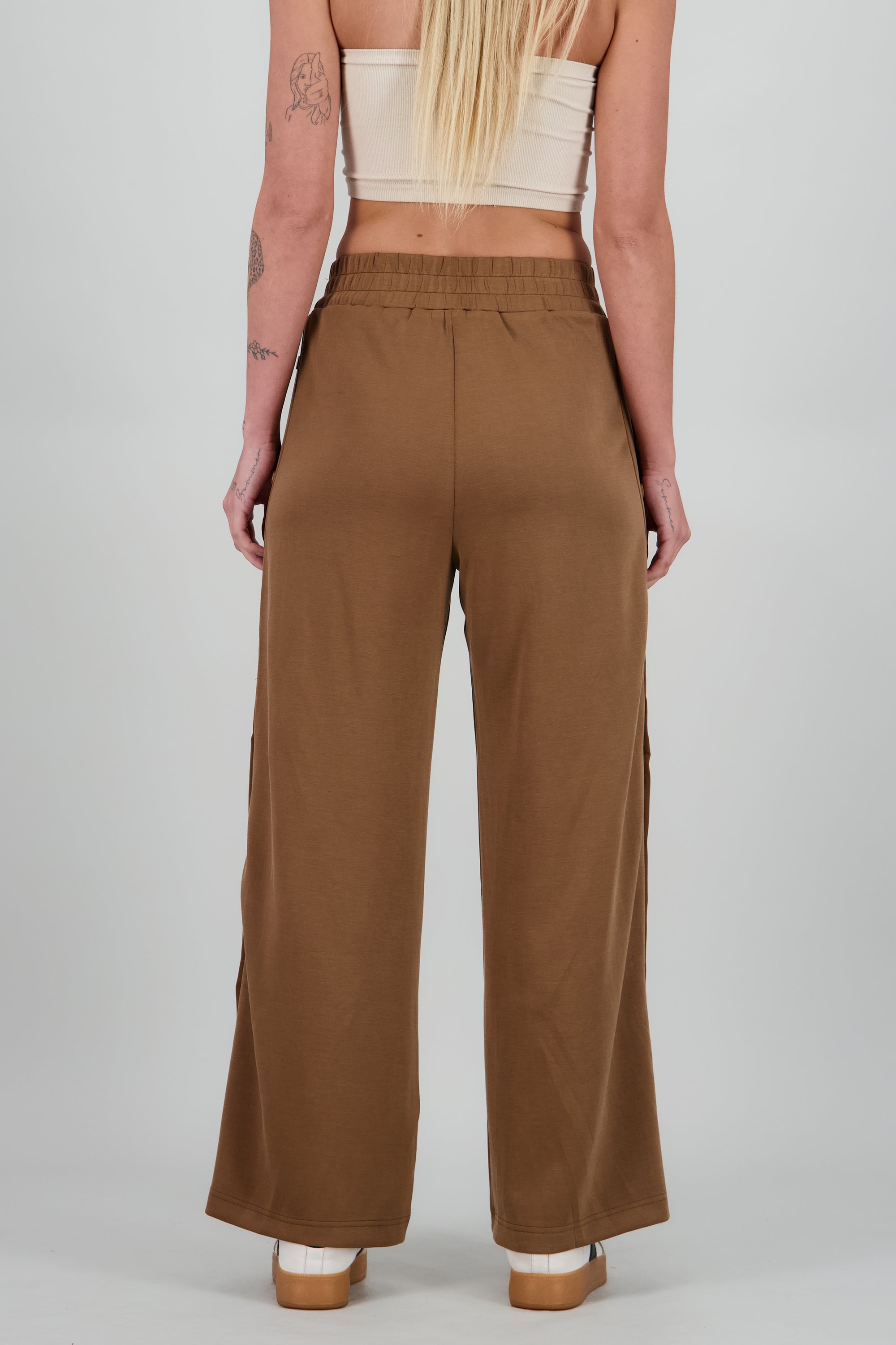 Pantalon detalle abertura con botones CAMELLO