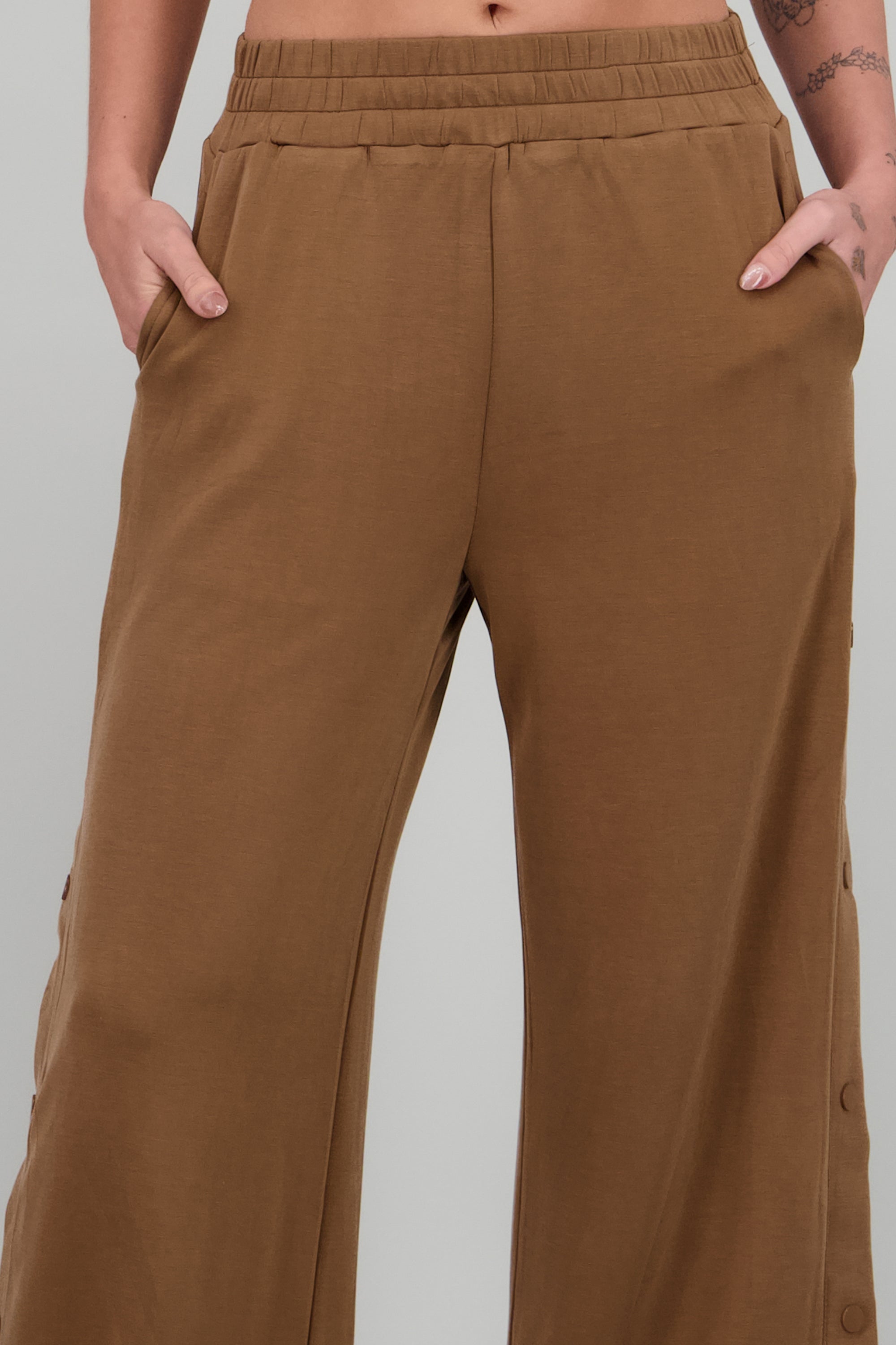 Pantalon detalle abertura con botones CAMELLO