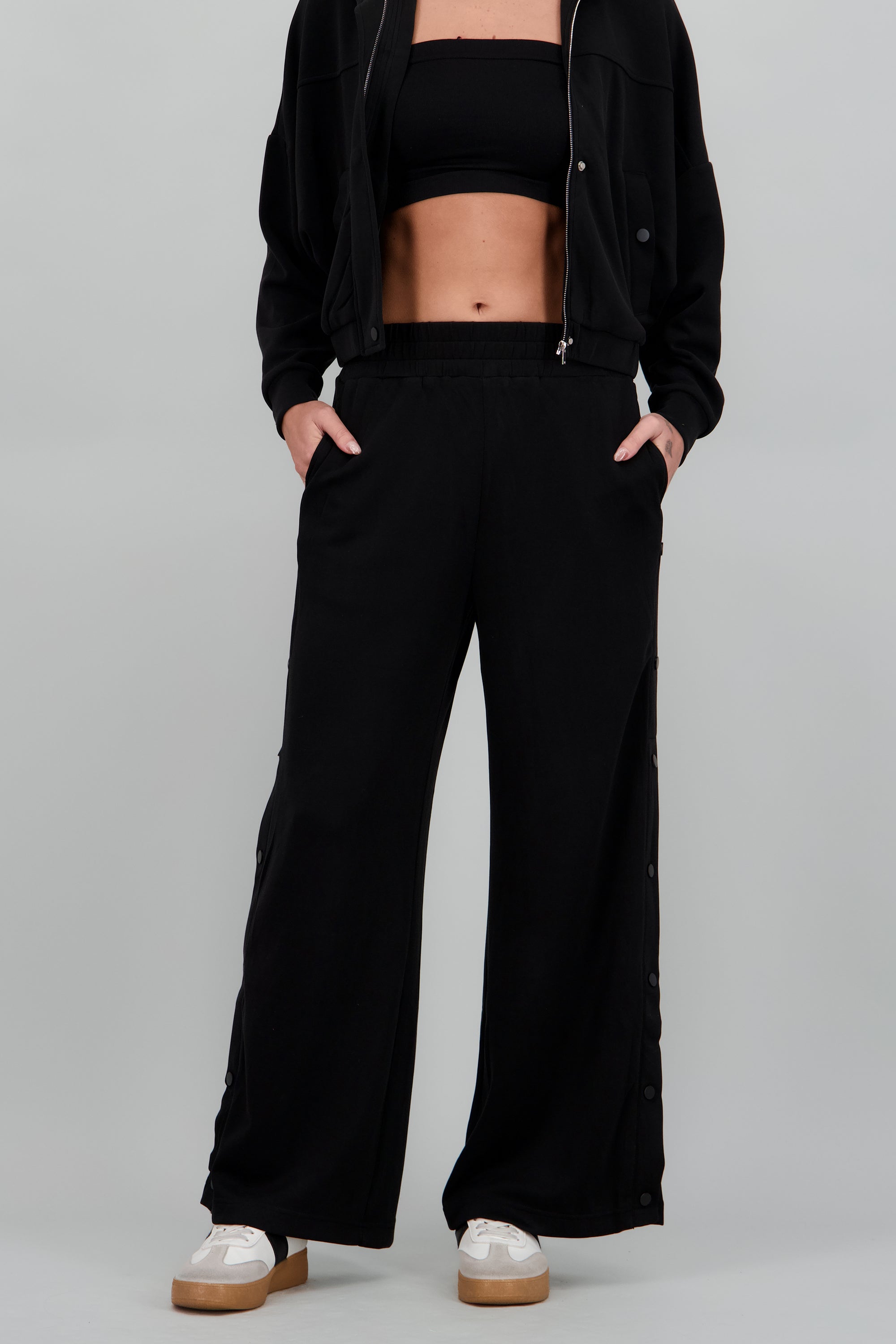 Pantalon detalle abertura con botones NEGRO