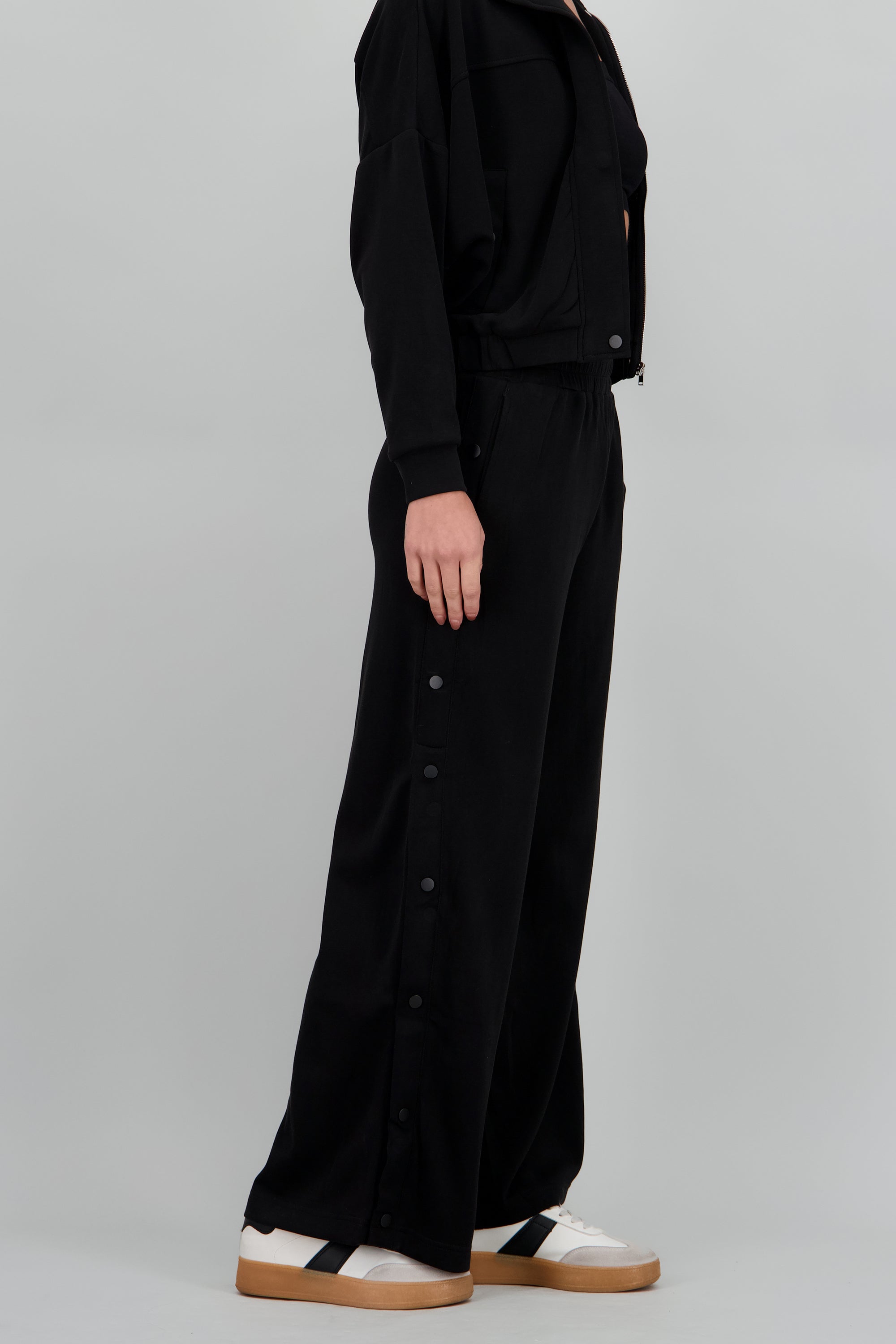 Pantalon detalle abertura con botones NEGRO