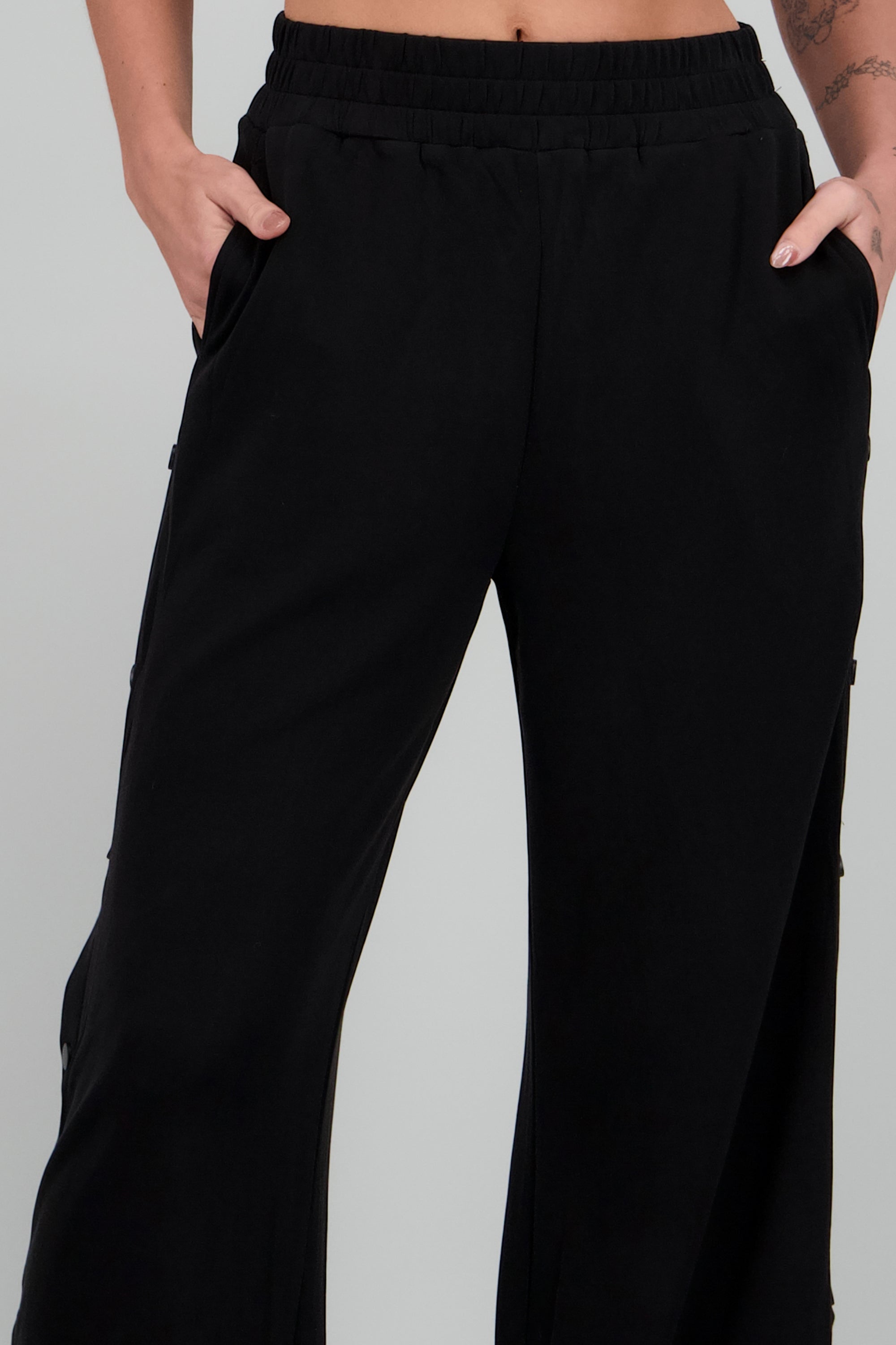 Pantalon detalle abertura con botones NEGRO