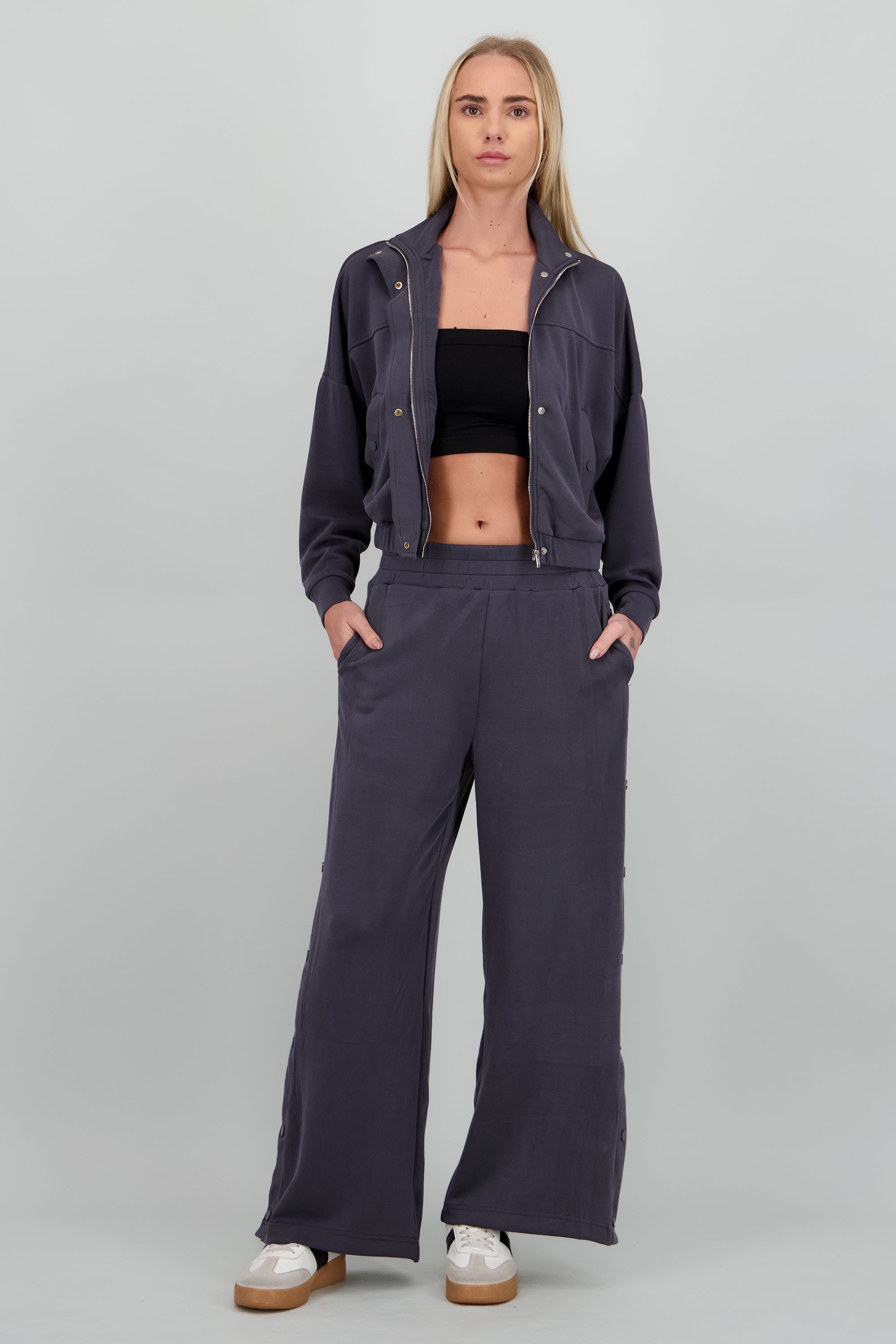 Pantalon detalle abertura con botones GRIS