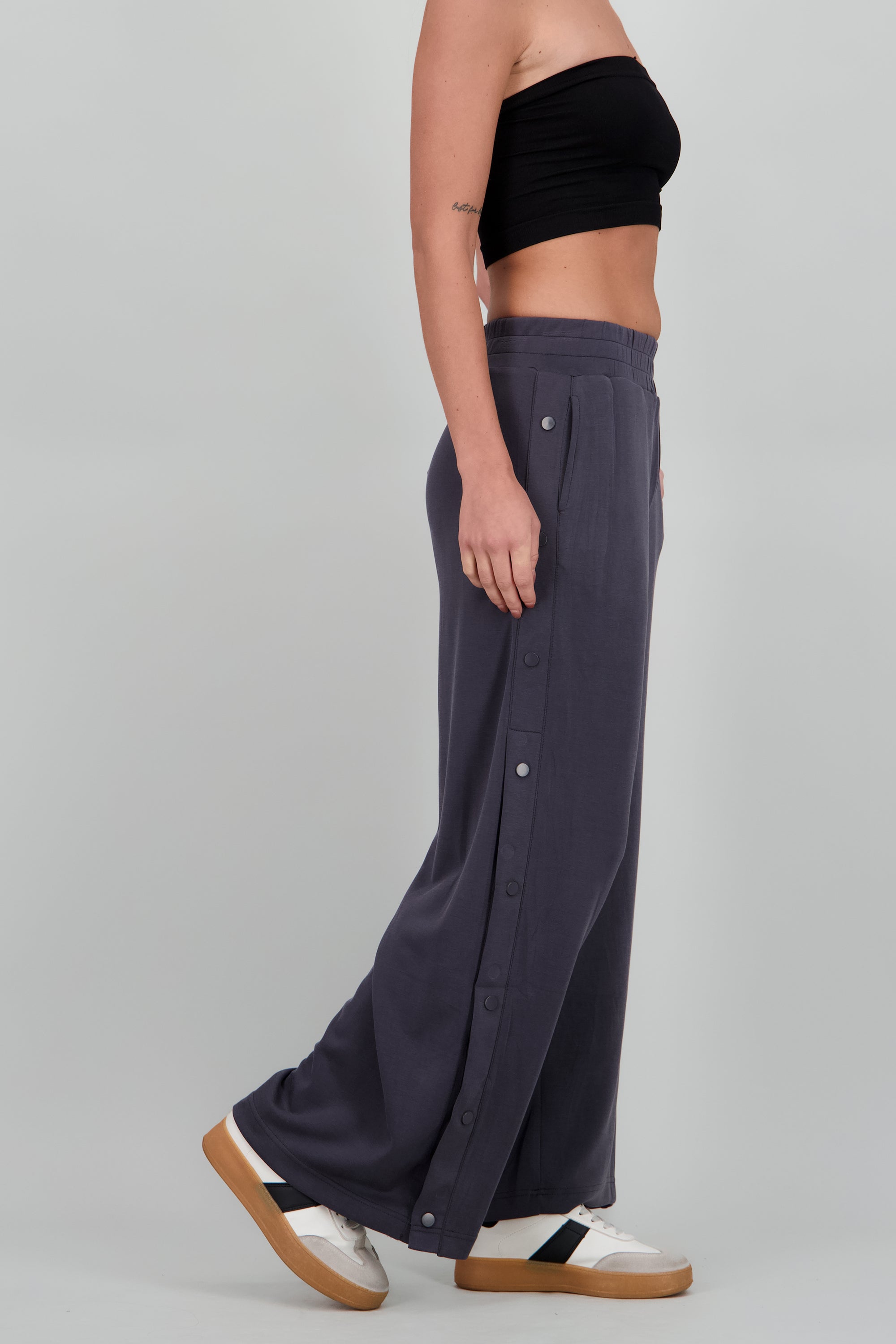 Pantalon detalle abertura con botones GRIS
