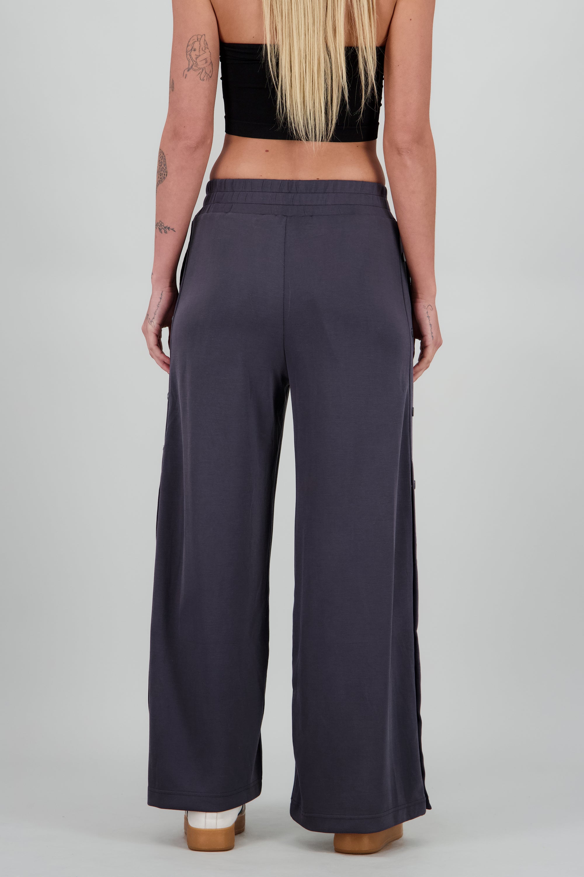 Pantalon detalle abertura con botones GRIS