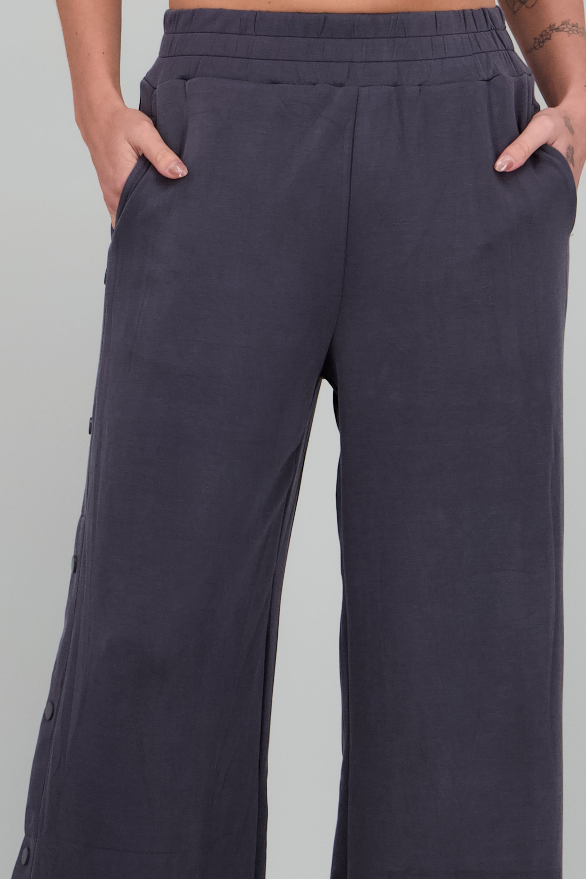 Pantalon detalle abertura con botones GRIS