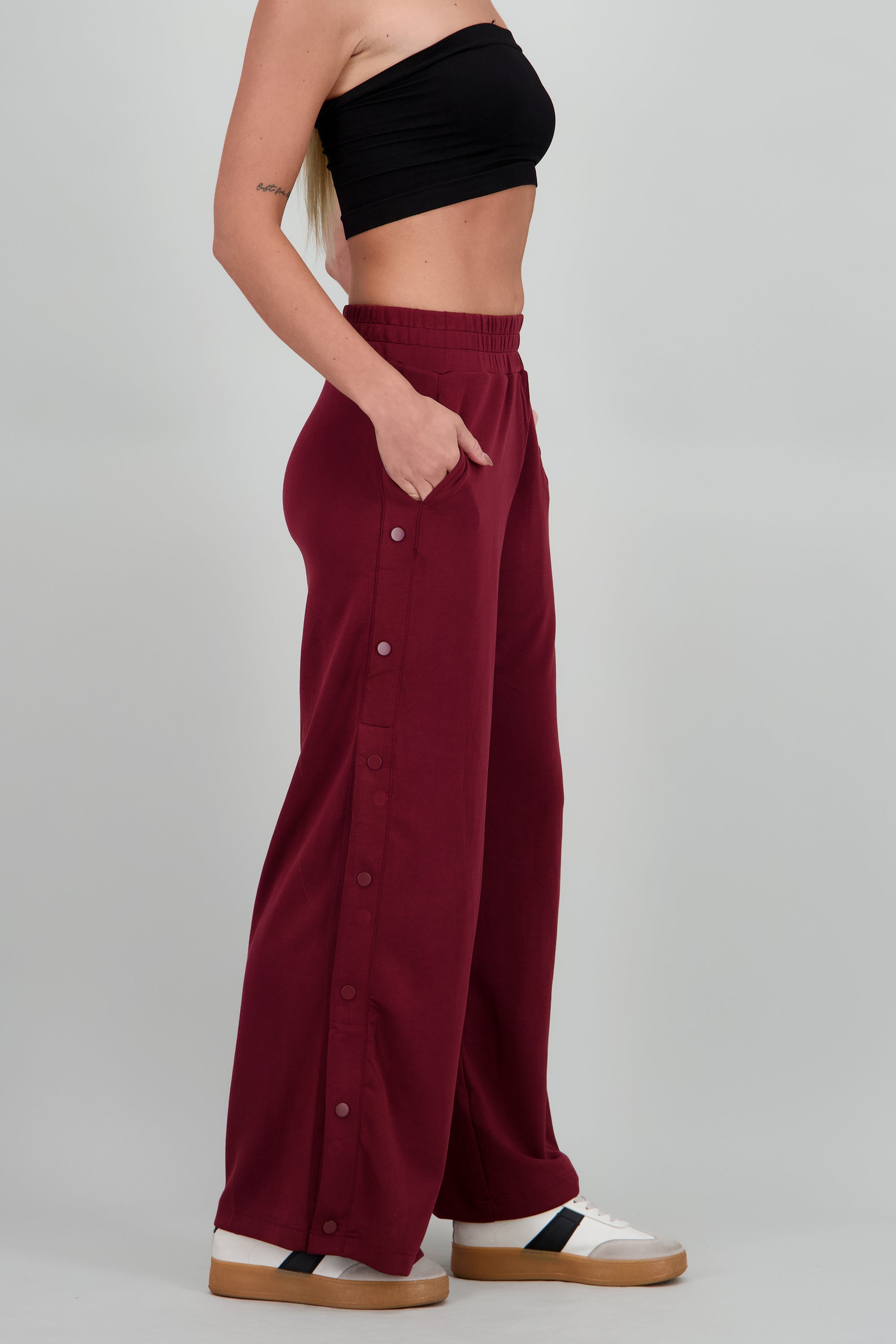 Pantalon detalle abertura con botones VINO