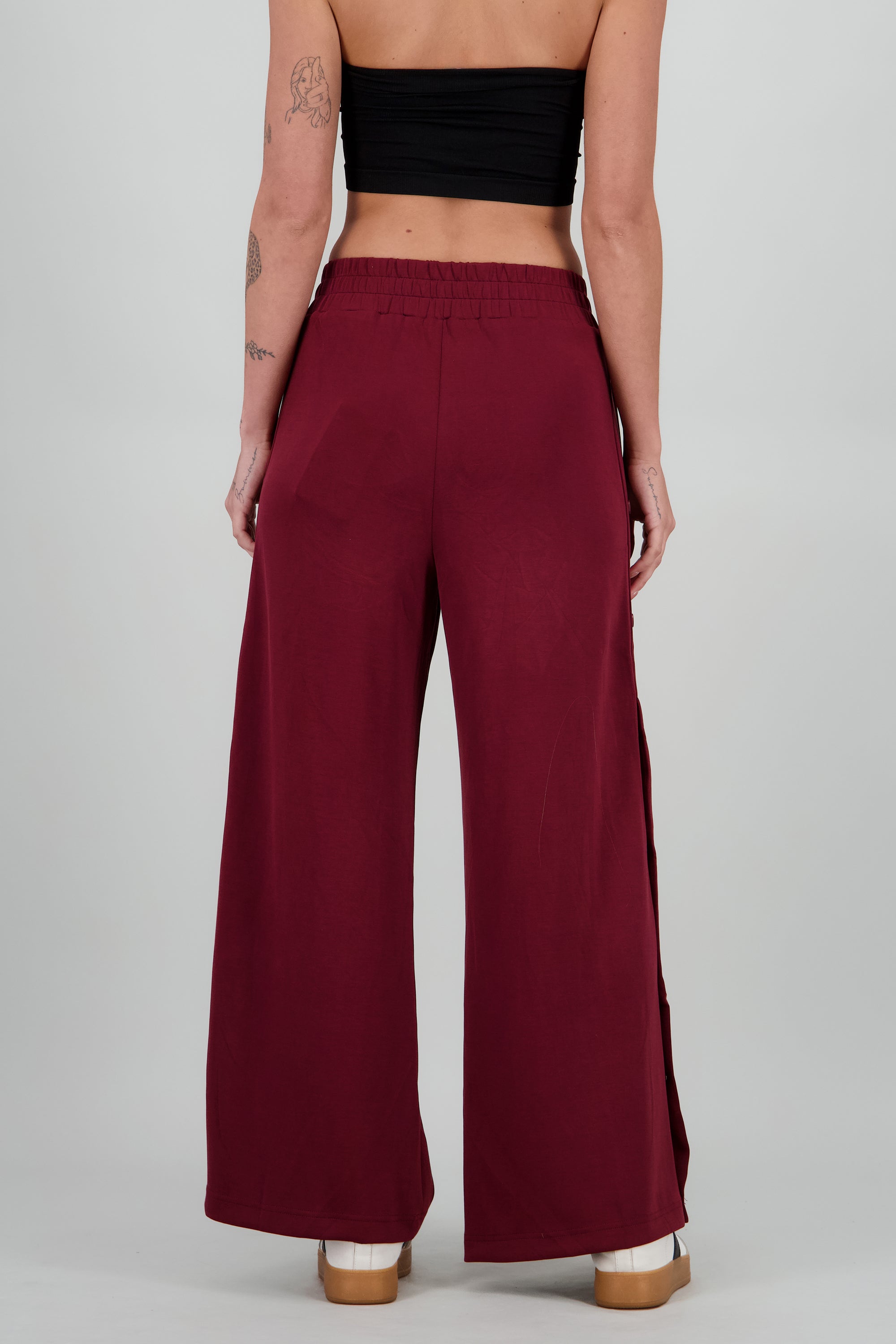 Pantalon detalle abertura con botones VINO