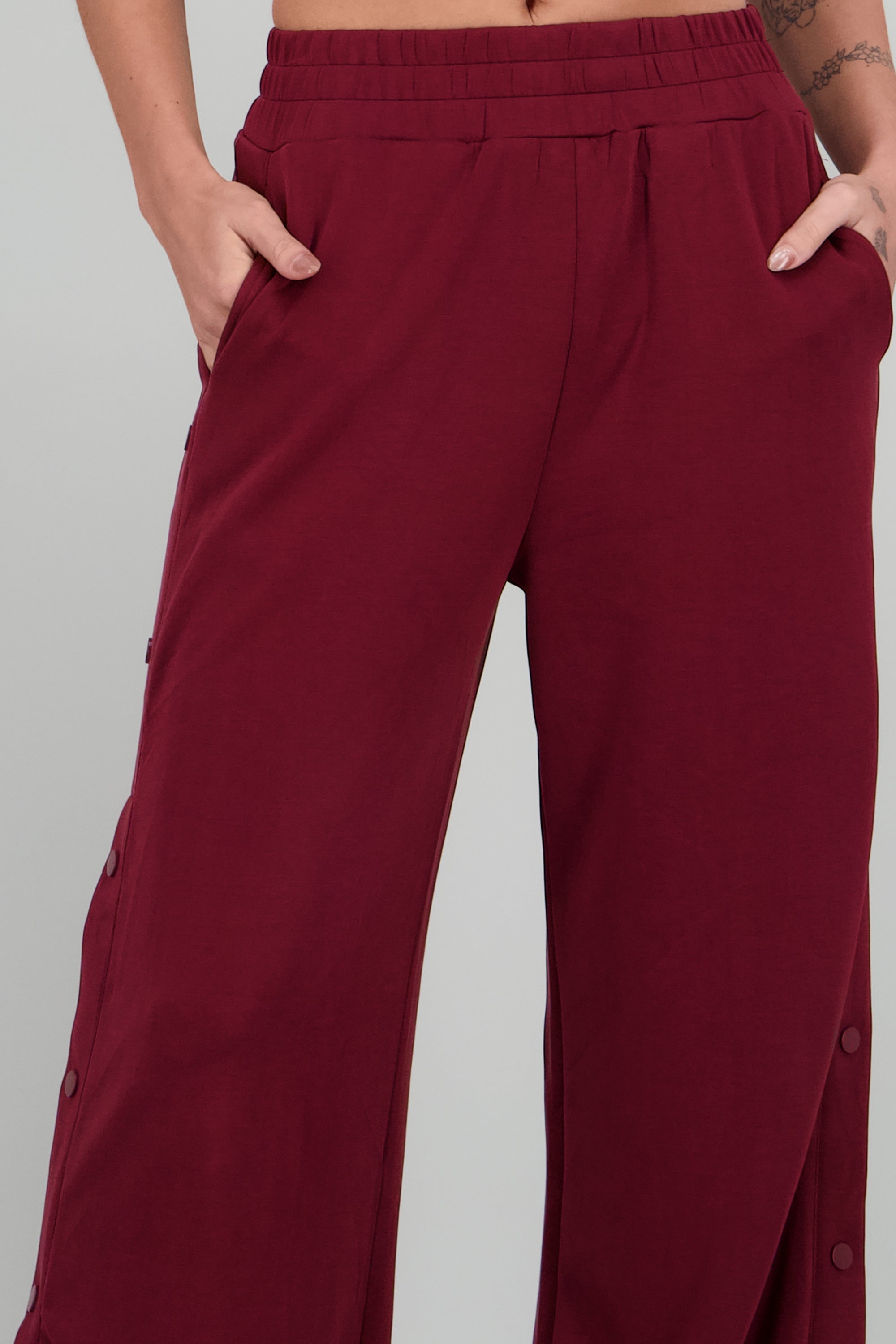 Pantalon detalle abertura con botones VINO