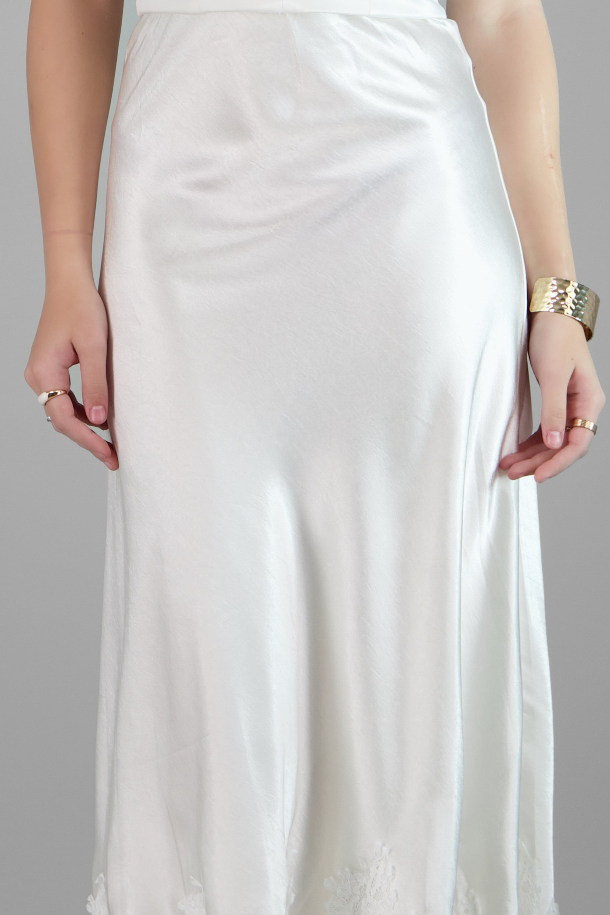 Falda satinada con detalle de encaje HUESO