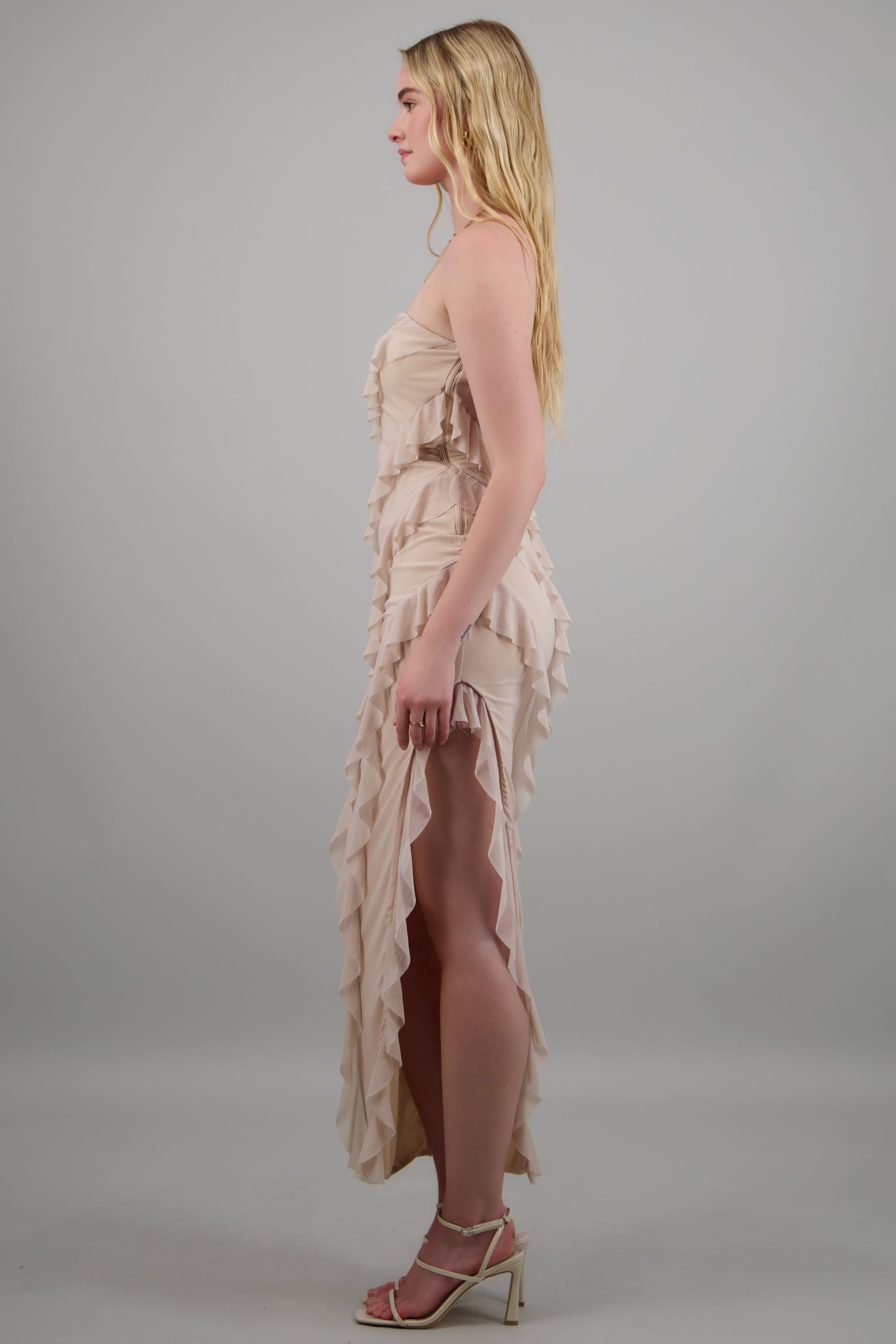 Vestido strapless con olanes TAUPE