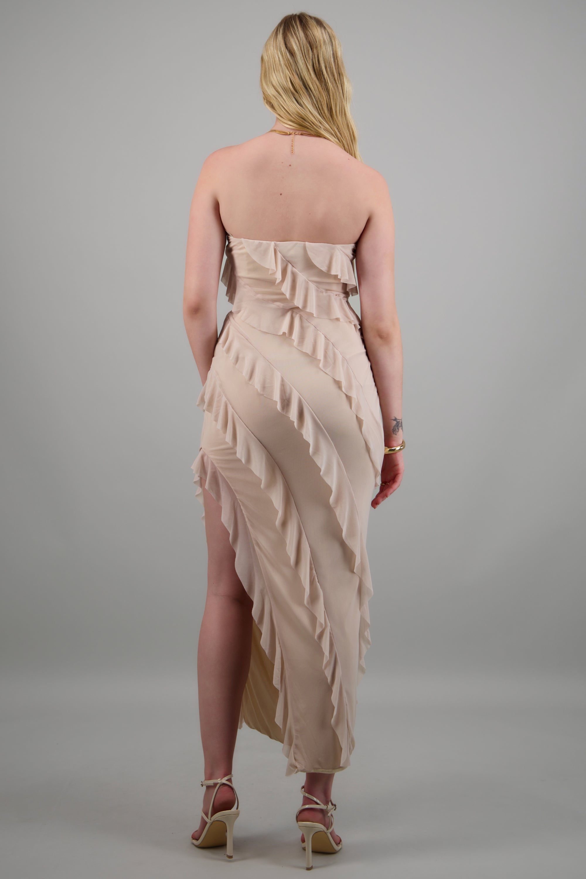 Vestido strapless con olanes TAUPE