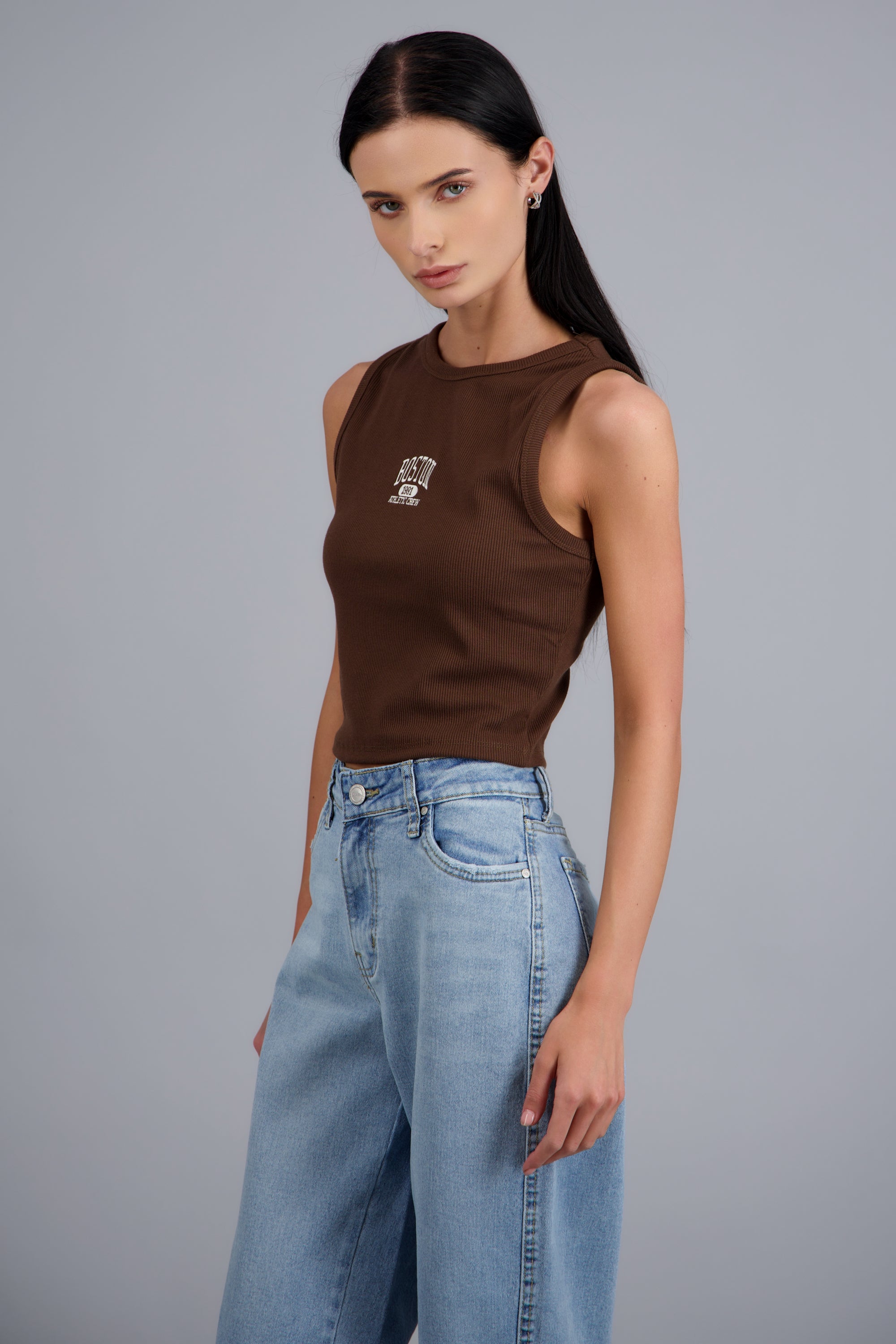 Top corto sin manga rib con bordado CHOCOLATE