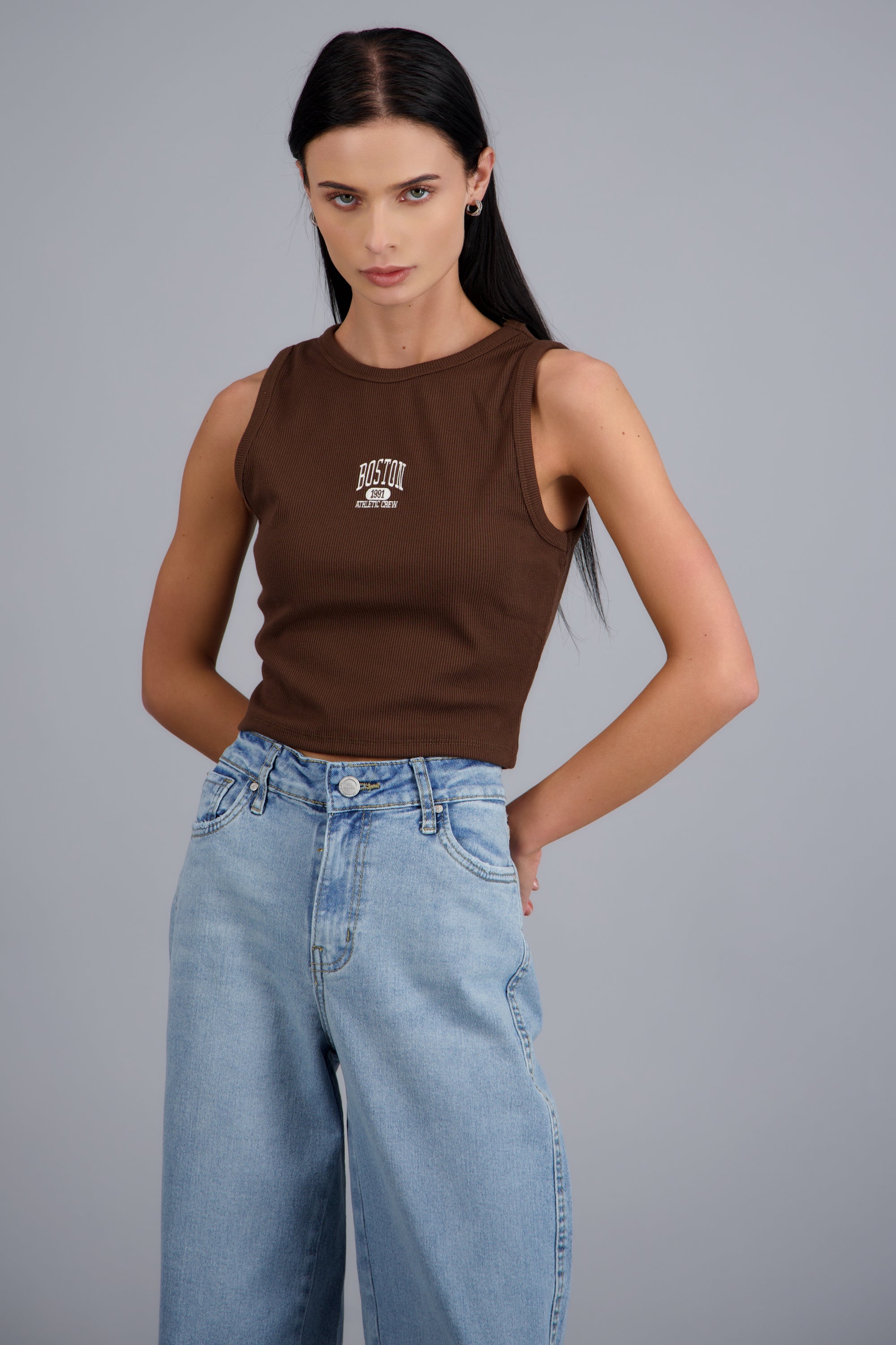 Top corto sin manga rib con bordado CHOCOLATE