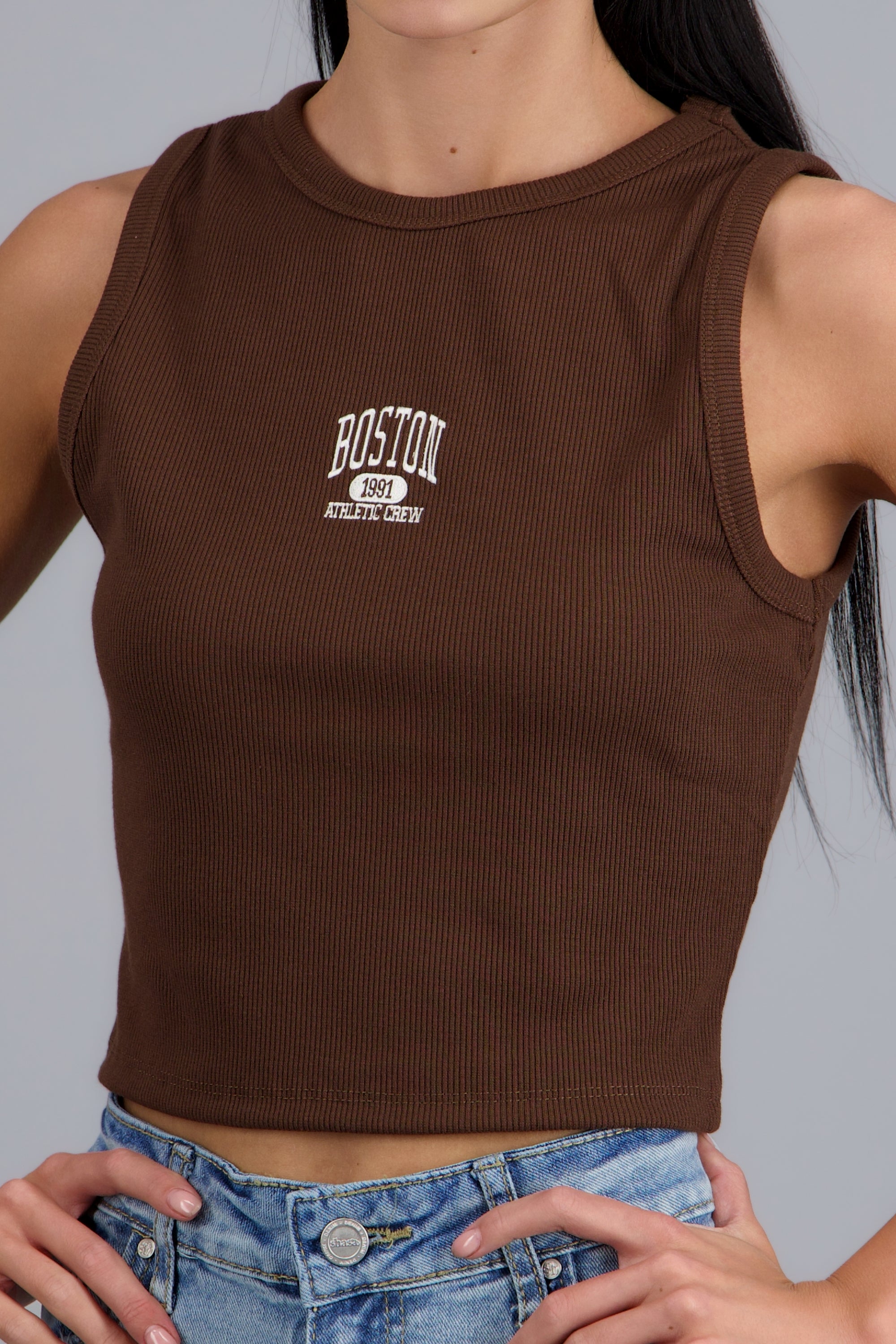 Top corto sin manga rib con bordado CHOCOLATE