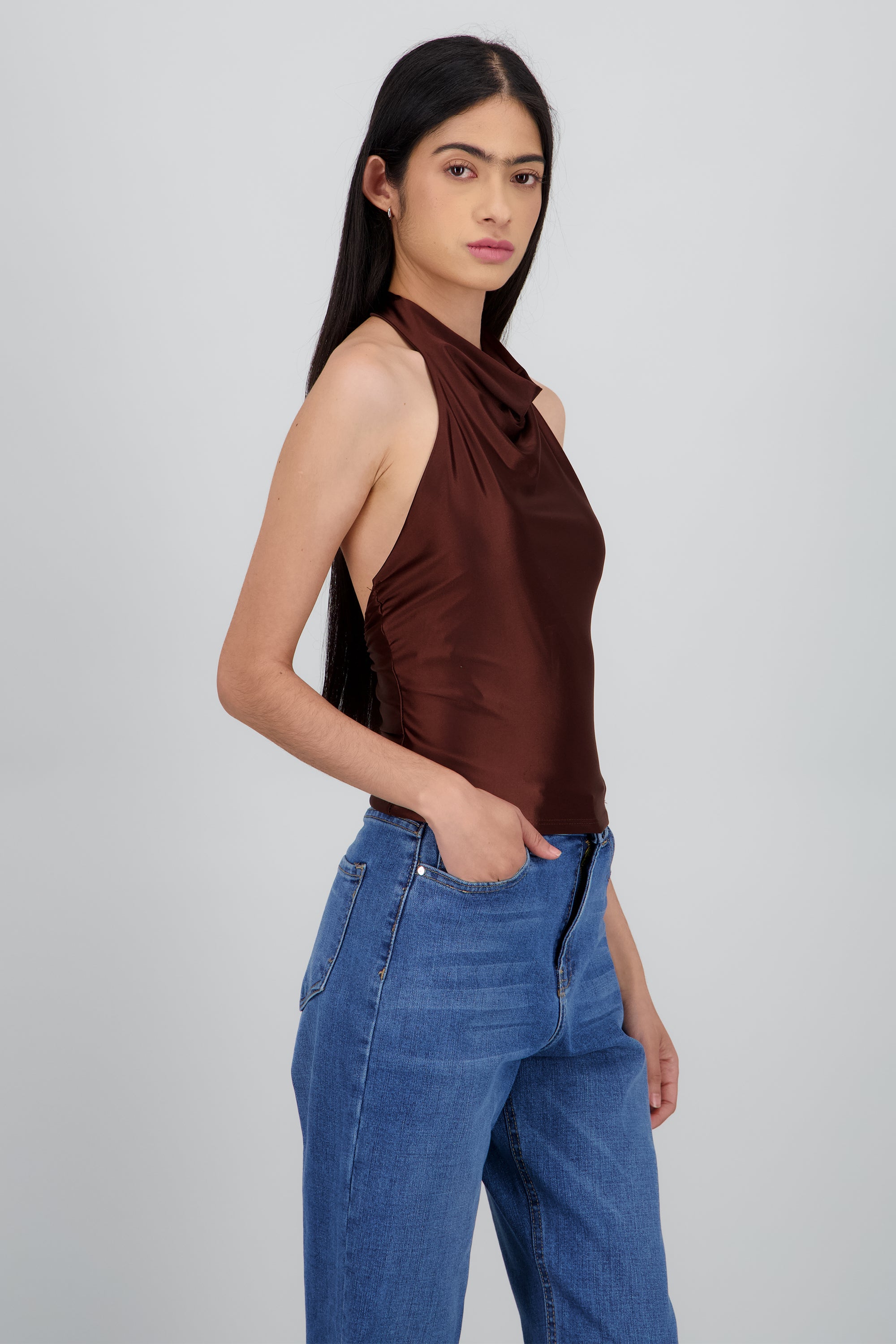 Top halter escote cascada lisa CAFE