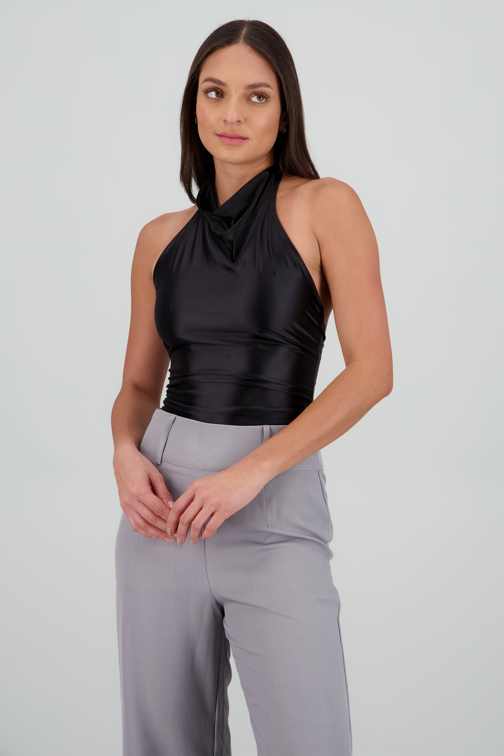 Top halter escote cascada lisa NEGRO