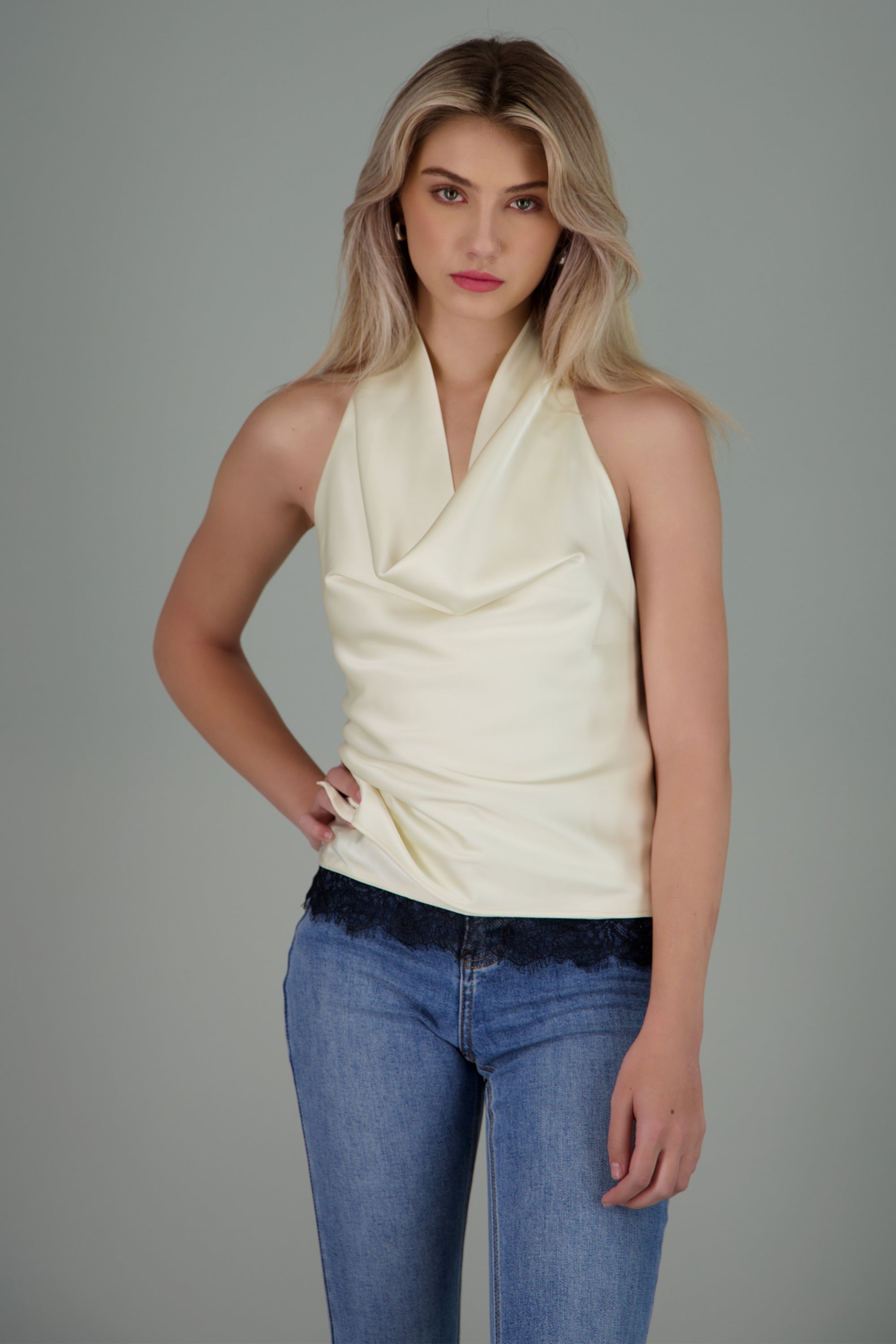 Top halter satinado con detalle de encaje BEIGE