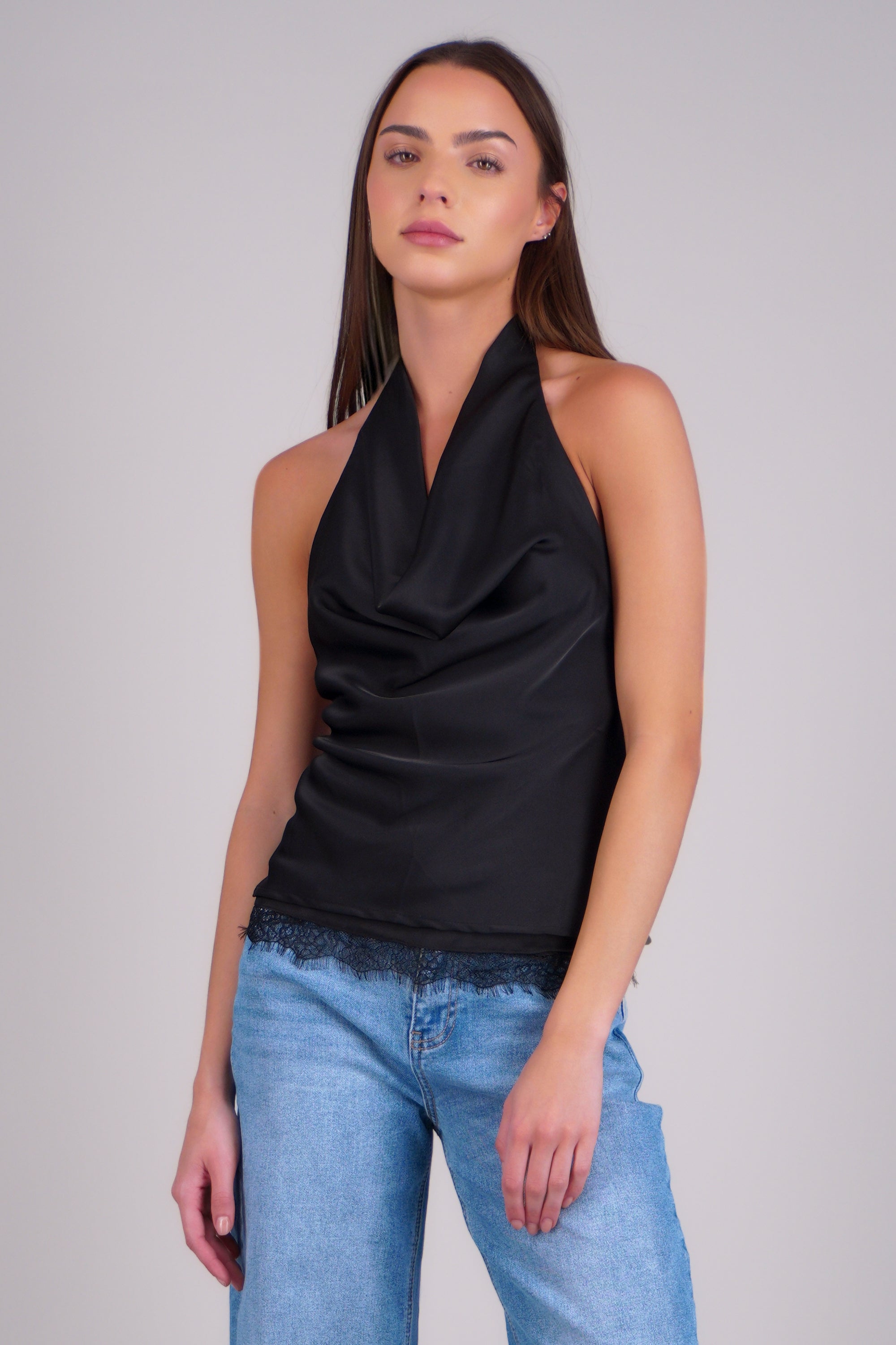 Top halter satinado con detalle de encaje NEGRO